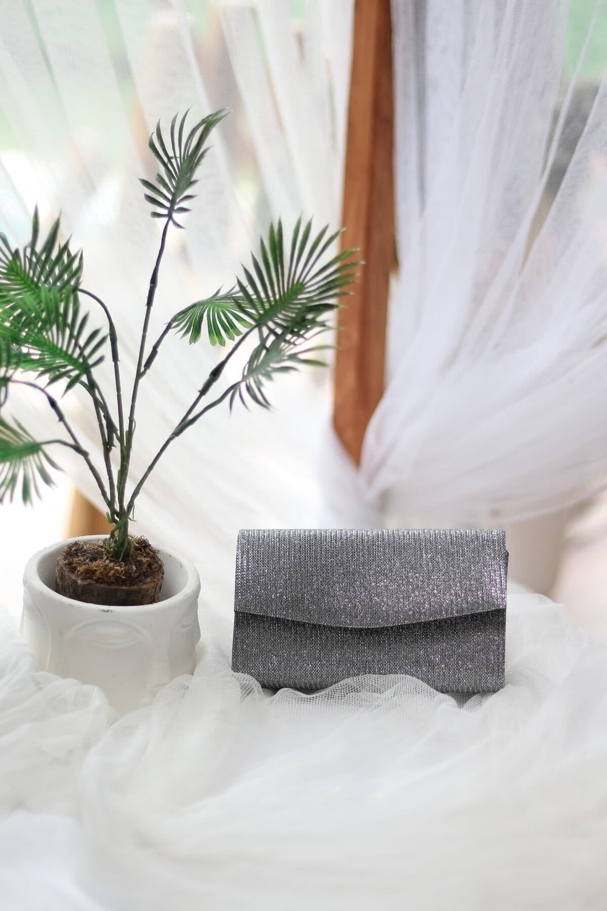 کیف دوشی زنانه جعبهای مینی Moom Bag پلاتینی اکلیلی کیف دوشی زنانه جعبهای مینی Moom Bag پلاتینی اکلیلی