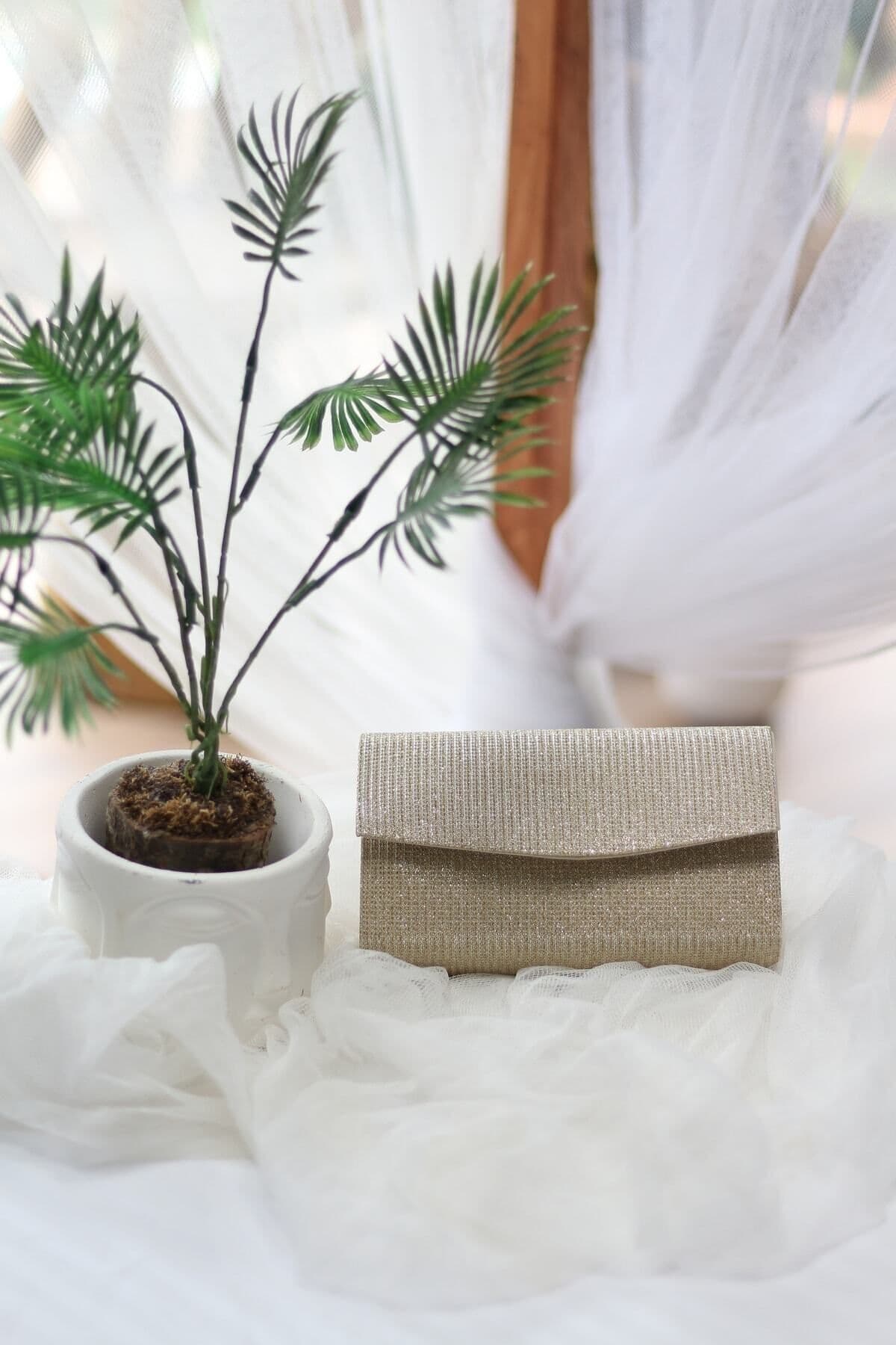 کیف دوشی زنانه Moom Bag مینی باکس پولکی طلایی کیف دوشی زنانه Moom Bag مینی باکس پولکی طلایی