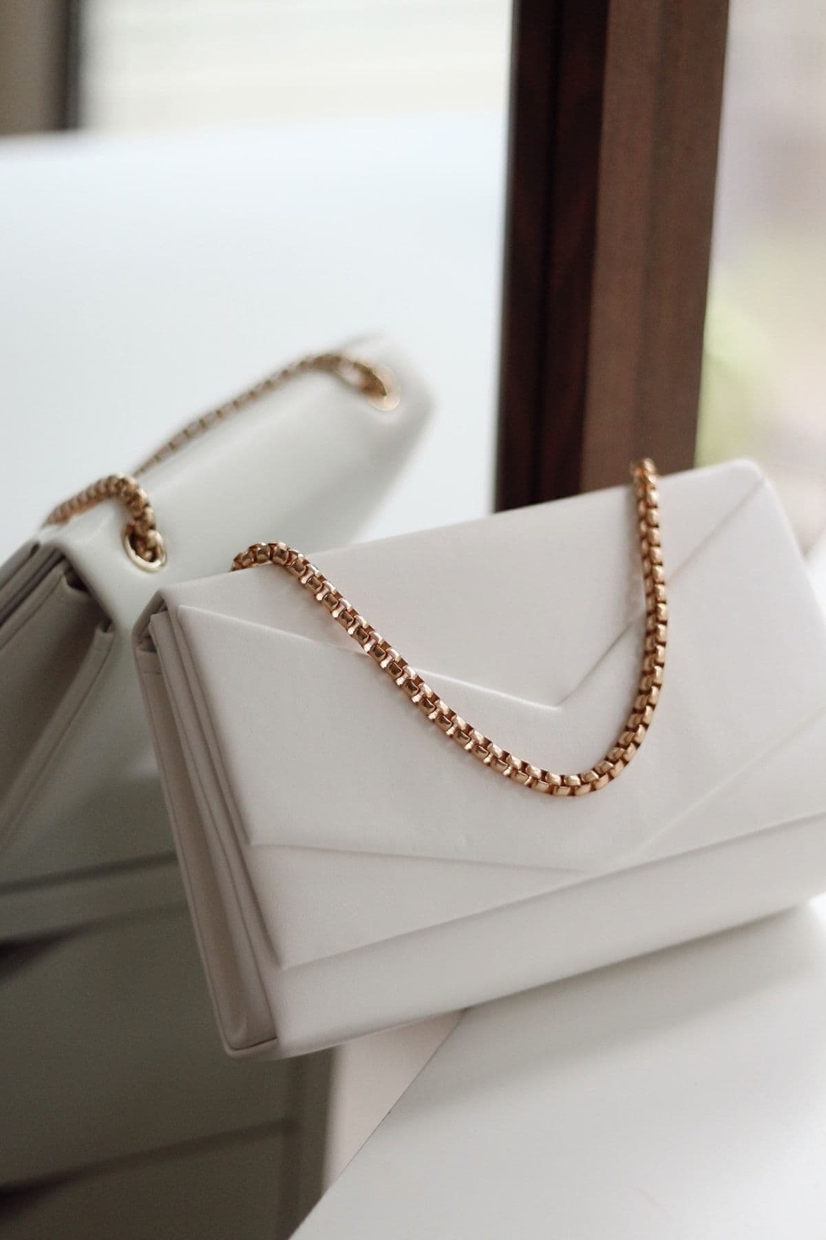 کیف دوشی زنانه Moom Bag سفید پاکتی جعبهای کیف دوشی زنانه Moom Bag سفید پاکتی جعبهای