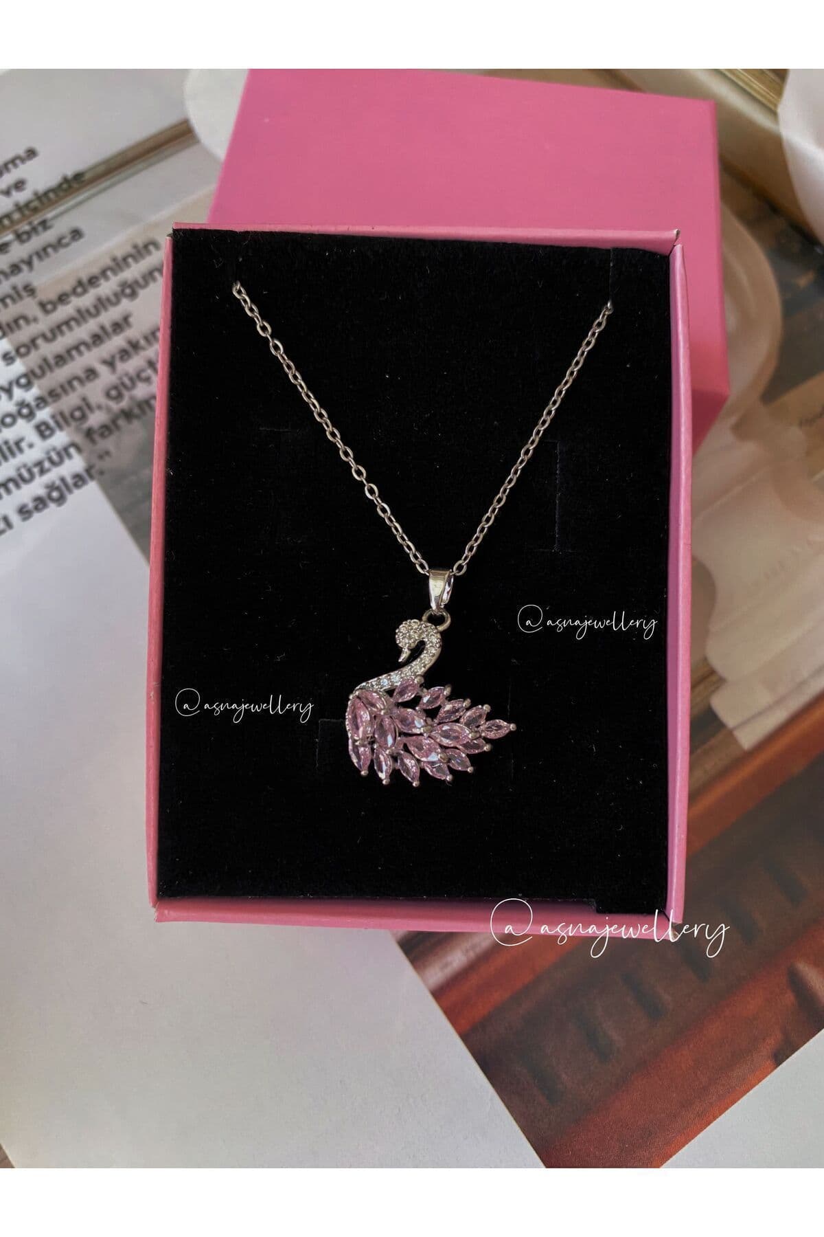 گردنبند زنانه ASNA JEWELLERY نگیندار قو صورتی Pink Swan استیل نقرهای بدون جعبه گردنبند زنانه ASNA JEWELLERY نگیندار قو صورتی Pink Swan استیل نقرهای بدون جعبه