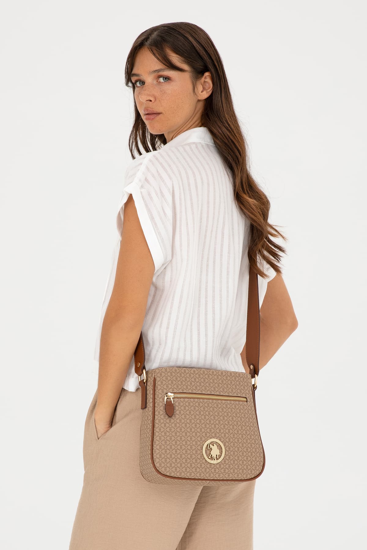 کیف دوشی زنانه U.S. Polo Assn. بژ تیره مدل 50293698-VR088 کیف دوشی زنانه U.S. Polo Assn. بژ تیره مدل 50293698-VR088