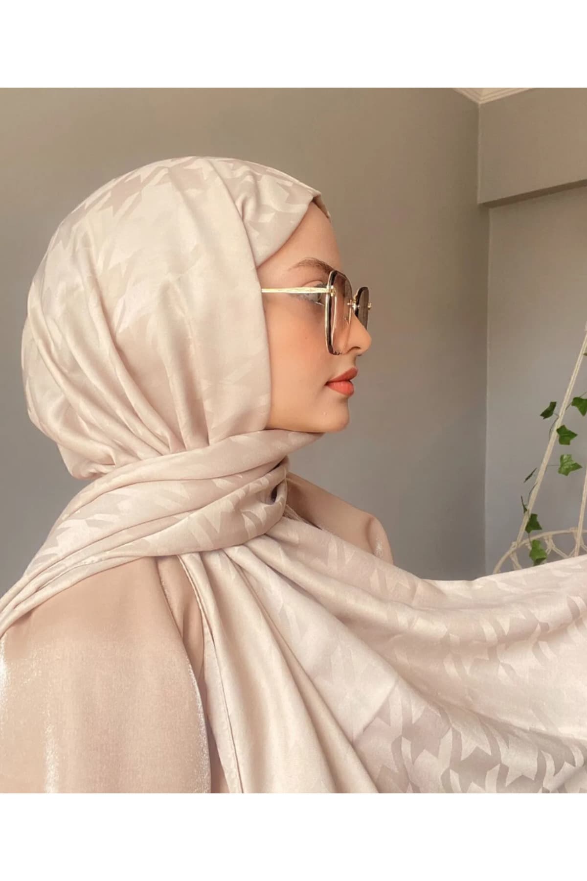 شال Mira İpek ژاکارد با طرح پنجهکلاغی و جلوه ابریشمی شال Mira İpek ژاکارد با طرح پنجهکلاغی و جلوه ابریشمی