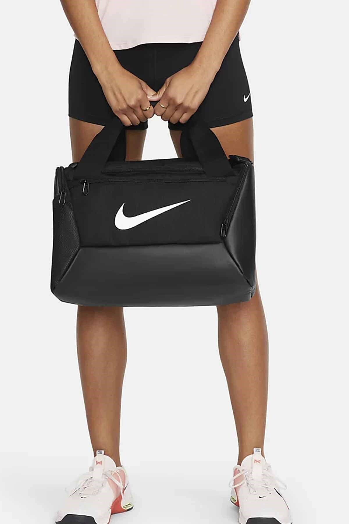 کیف ورزشی و سفری یونیسکس Nike سایز خیلی کوچک 25 L مشکی مدل DM3977-010 کیف ورزشی و سفری یونیسکس Nike سایز خیلی کوچک 25 L مشکی مدل DM3977-010