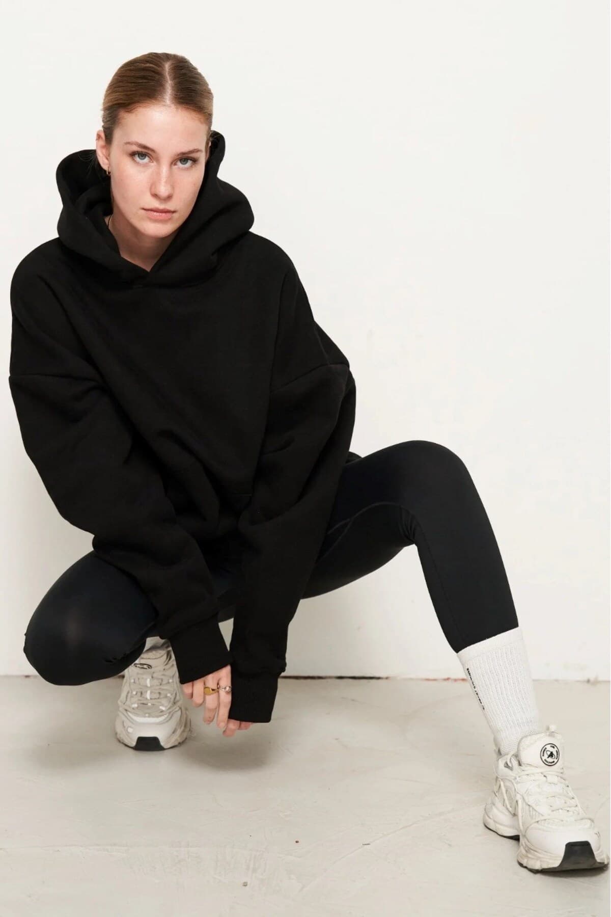 هودی زنانه The Champ Clothing مشکی اورسایز سهنخ توکرکی با جیب کانگورویی هودی زنانه The Champ Clothing مشکی اورسایز سهنخ توکرکی با جیب کانگورویی