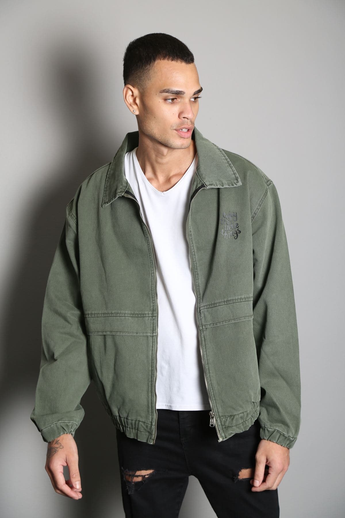 کت جین بمبر مردانه LTC Jeans زیپدار اورسایز چاپدار خاکی کت جین بمبر مردانه LTC Jeans زیپدار اورسایز چاپدار خاکی