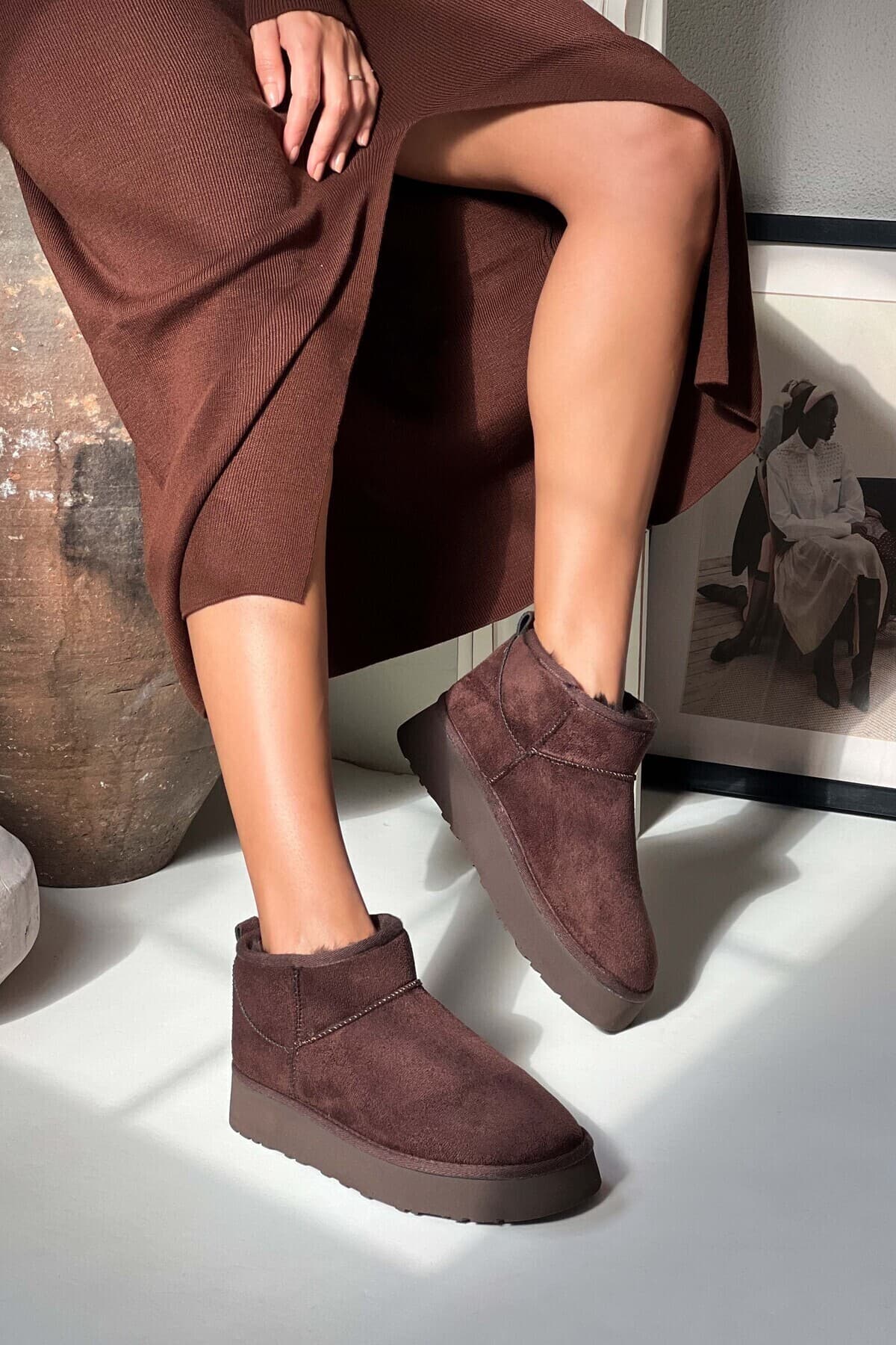 بوت زنانه NİŞANTAŞI SHOES مینی قهوهای سوئد داخل خزدار زیره ضخیم بوت زنانه NİŞANTAŞI SHOES مینی قهوهای سوئد داخل خزدار زیره ضخیم
