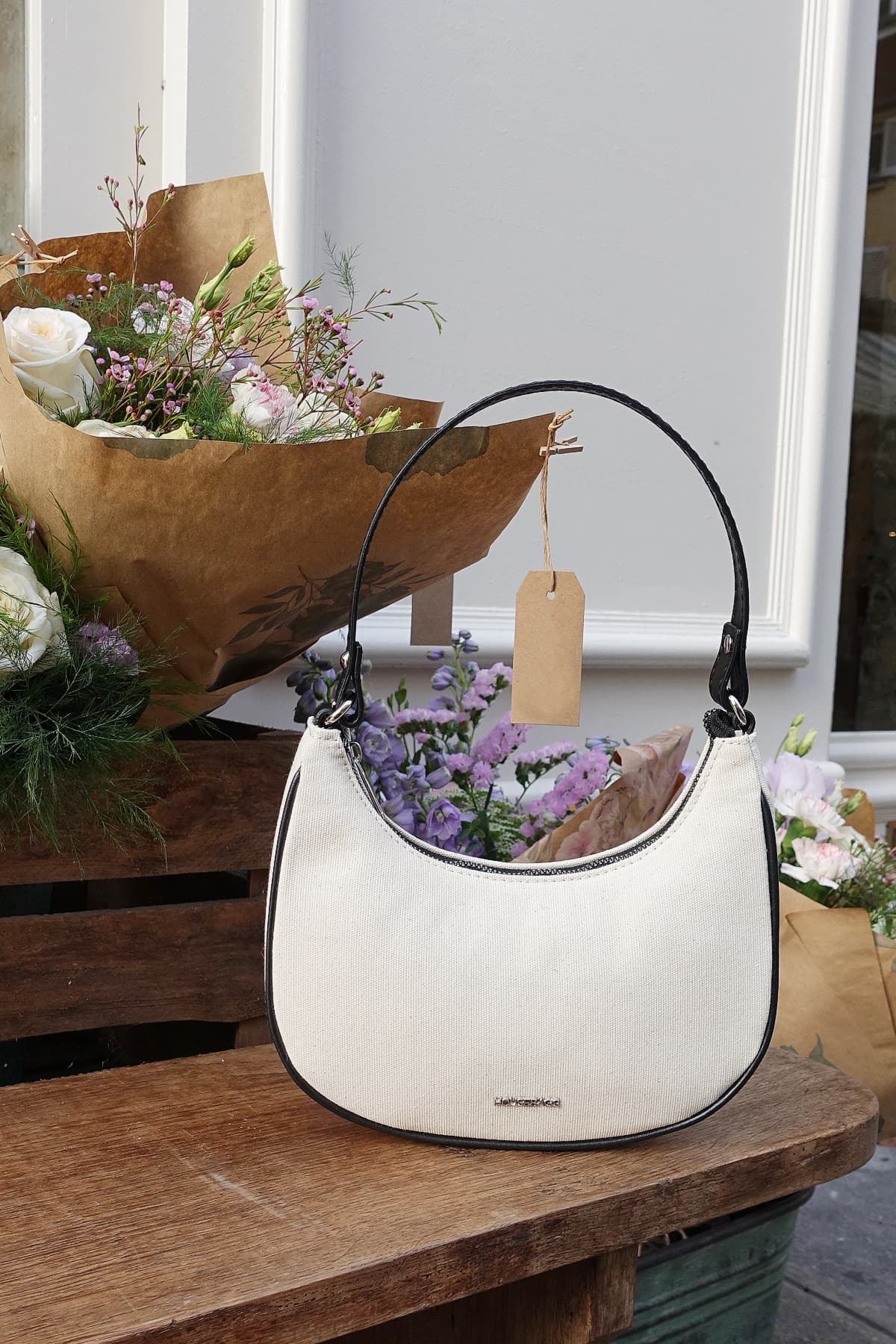 کیف دوشی زنانه Housebags کانواس نرم مشکی نیمماه مدل 242 کیف دوشی زنانه Housebags کانواس نرم مشکی نیمماه مدل 242
