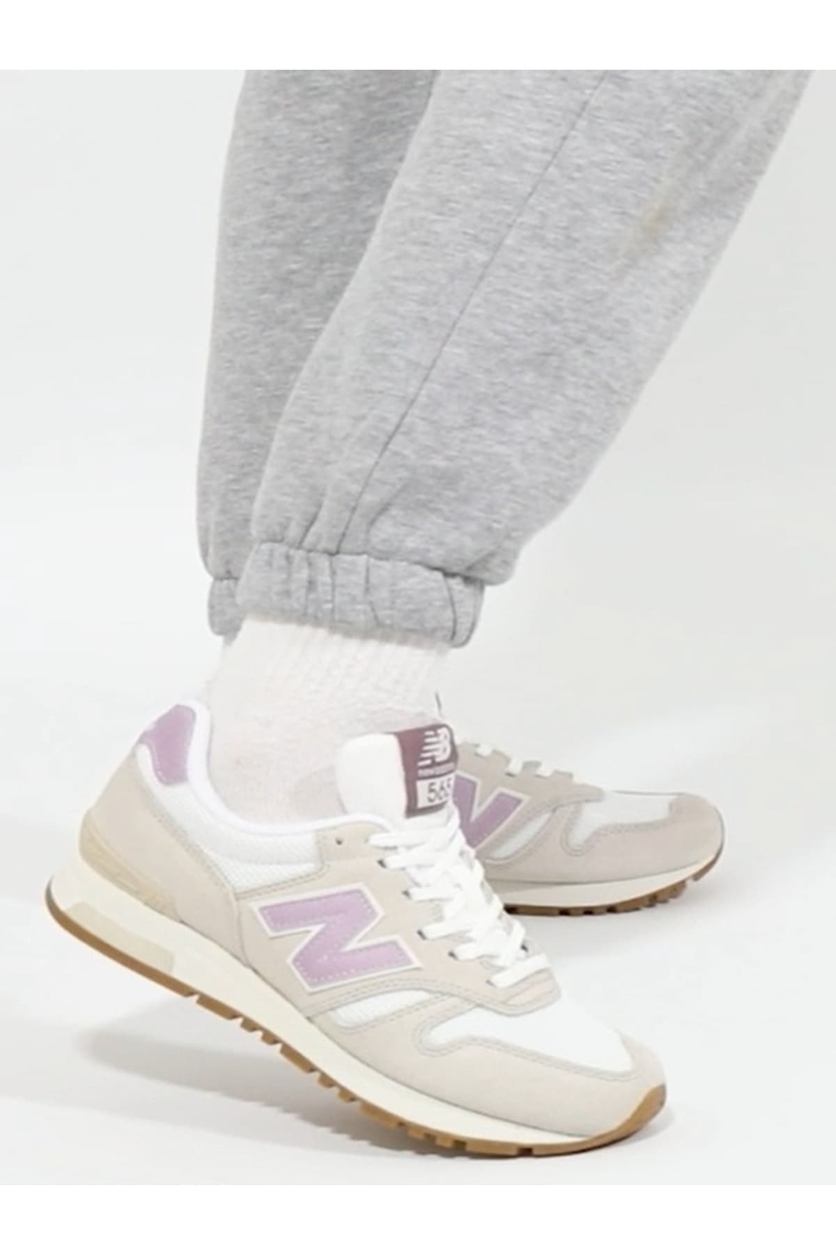 کفش اسپرت روزمره زنانه New Balance بژ و یاسی مدل 565 کفش اسپرت روزمره زنانه New Balance بژ و یاسی مدل 565