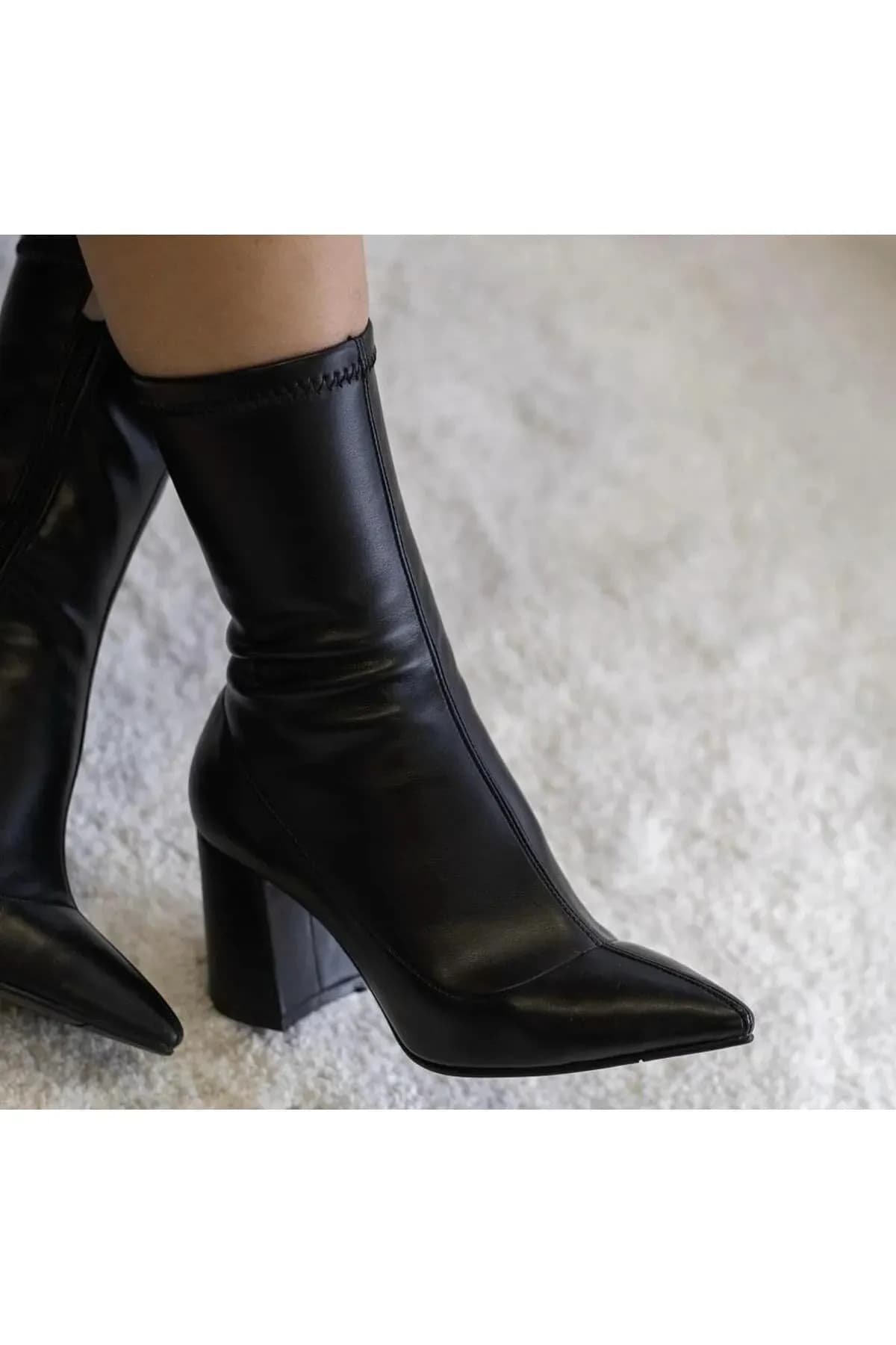 نیمبوت زنانه Ravens Shoes چرمی مشکی کشی ساقکوتاه پاشنهکلفت زیپدار نیمبوت زنانه Ravens Shoes چرمی مشکی کشی ساقکوتاه پاشنهکلفت زیپدار