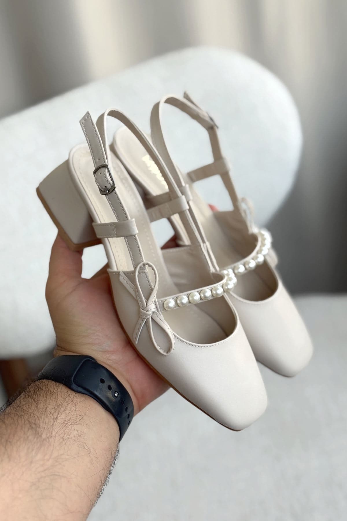 کفش پاشنه کوتاه زنانه GOFFSHOES مرواریددار ماستیکی چرمی رنگ تن کفش پاشنه کوتاه زنانه GOFFSHOES مرواریددار ماستیکی چرمی رنگ تن