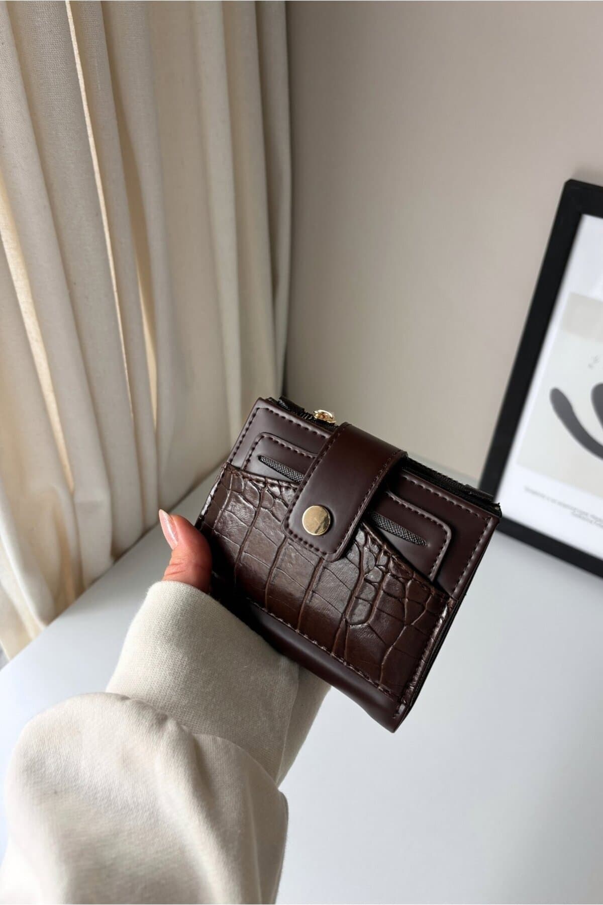 کیف پول زنانه Yuka Atelier Ela سایز متوسط با جا کارتی جداشدنی از چرم مصنوعی کیف پول زنانه Yuka Atelier Ela سایز متوسط با جا کارتی جداشدنی از چرم مصنوعی