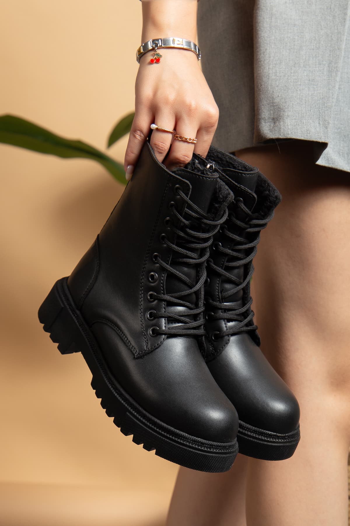 بوت زنانه MY GROSS SHOES مشکی داخل خزدار با زیره لاستیکی ضدلغزش زمستانی بوت زنانه MY GROSS SHOES مشکی داخل خزدار با زیره لاستیکی ضدلغزش زمستانی