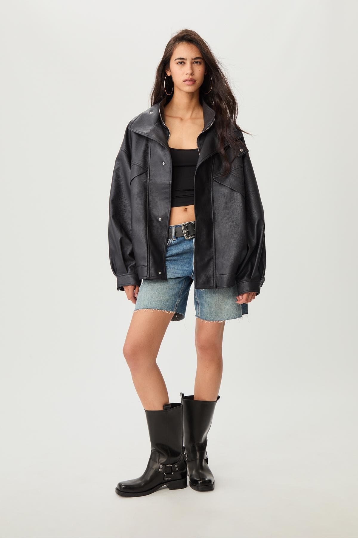 ژاکت زنانه Stradivarius اورسایز چرم مصنوعی ژاکت زنانه Stradivarius اورسایز چرم مصنوعی
