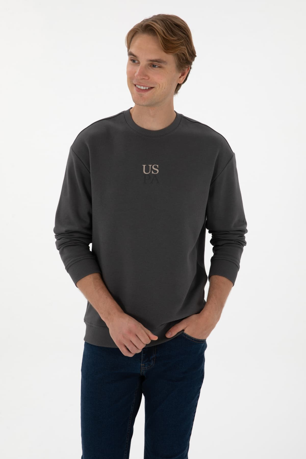 سویشرت مردانه U.S. Polo Assn. یقه گرد فیت کامفورت خاکستری تیره مدل 50313760-VR006 سویشرت مردانه U.S. Polo Assn. یقه گرد فیت کامفورت خاکستری تیره مدل 50313760-VR006
