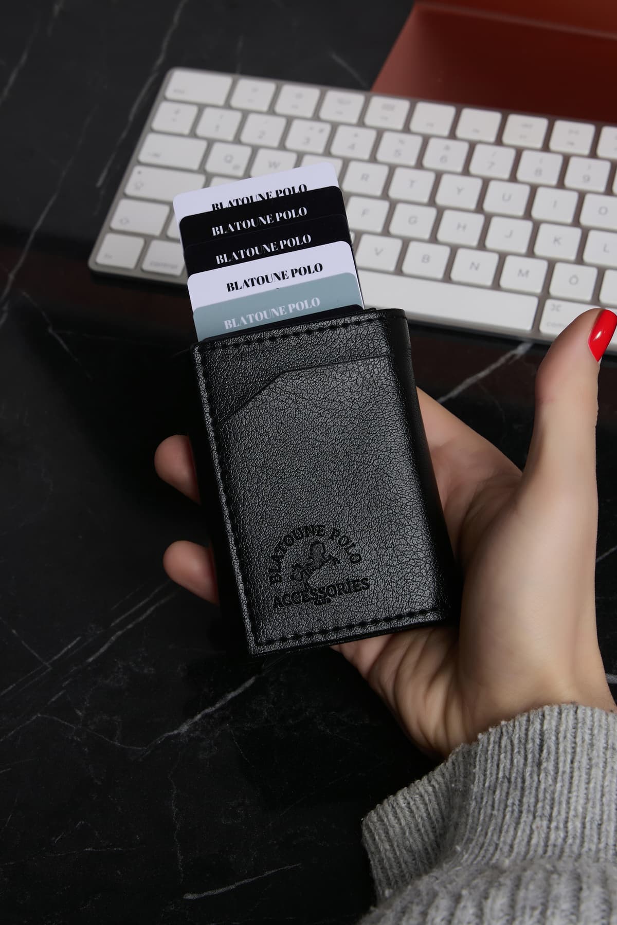 کیف کارت و پول مردانه چرمی Blatoune Polo با محافظ RFID و مکانیزم اتوماتیک ضدسرقت کیف کارت و پول مردانه چرمی Blatoune Polo با محافظ RFID و مکانیزم اتوماتیک ضدسرقت