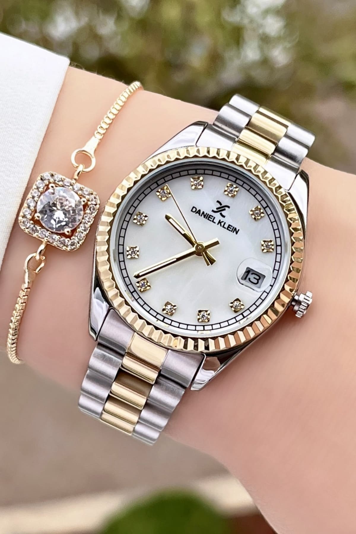 ساعت مچی زنانه Daniel Klein با بند قابل تنظیم زرد طوسی 33 mm به همراه دستبند ساعت مچی زنانه Daniel Klein با بند قابل تنظیم زرد طوسی 33 mm به همراه دستبند