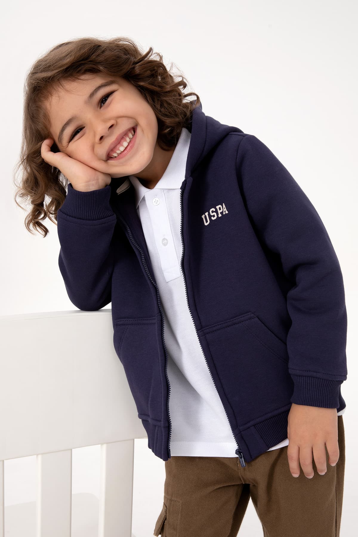 ژاکت بافتنی پسرانه U.S. Polo Assn. کلاهدار زیپدار داخل کرکی آلویی مدل 50313852-VR074 ژاکت بافتنی پسرانه U.S. Polo Assn. کلاهدار زیپدار داخل کرکی آلویی مدل 50313852-VR074