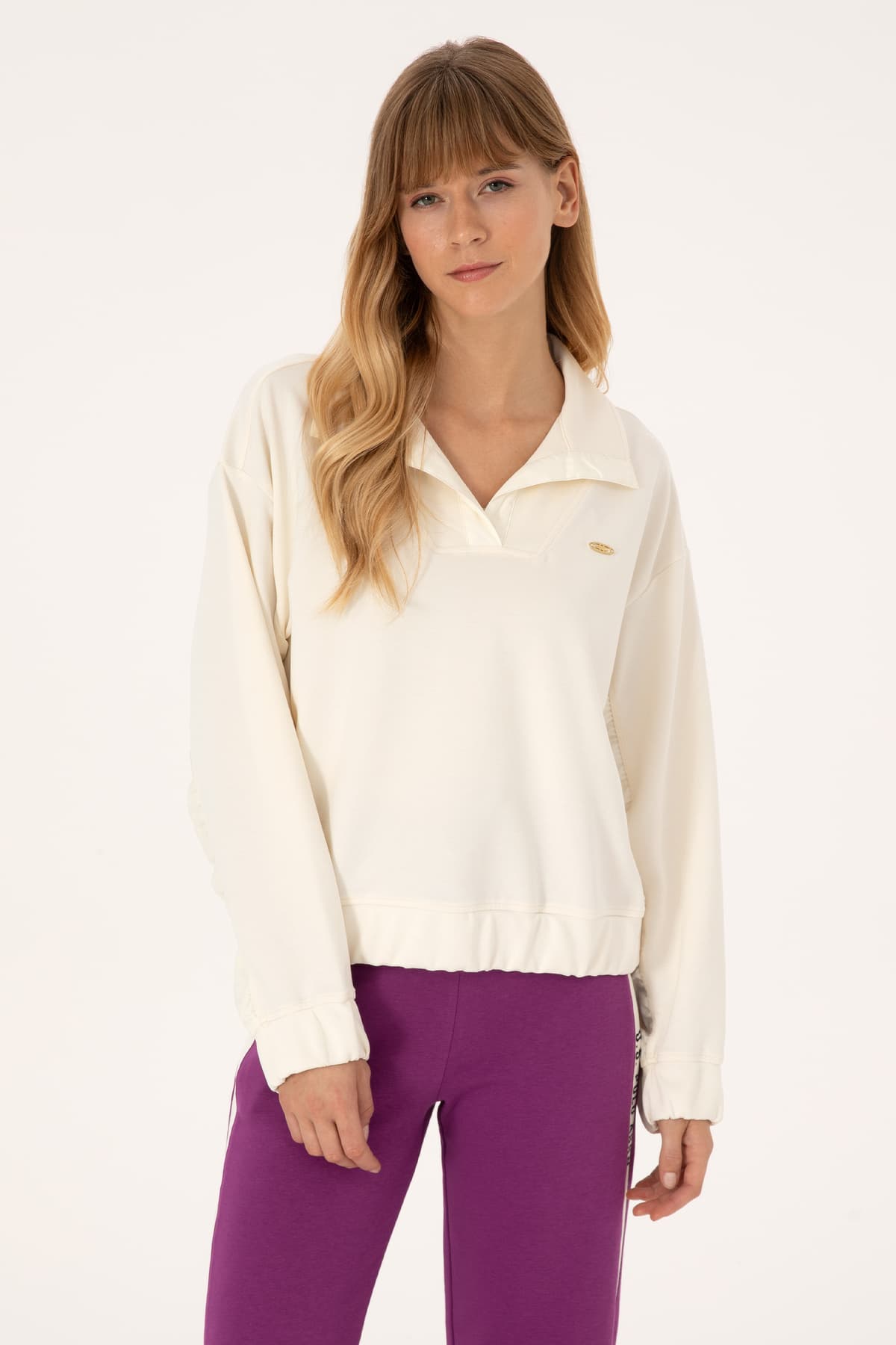 سوئیشرت زنانه U.S. Polo Assn. یقه ایستاده کرم مدل 50309429-VR256 سوئیشرت زنانه U.S. Polo Assn. یقه ایستاده کرم مدل 50309429-VR256