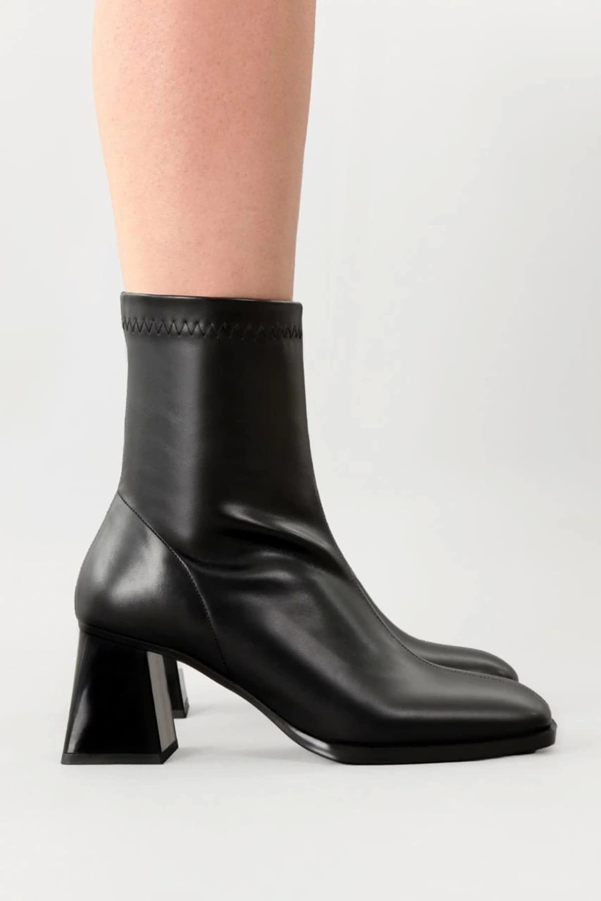 بوت زنانه Lio Shoes مشکی کشی با پاشنه ضخیم بوت زنانه Lio Shoes مشکی کشی با پاشنه ضخیم