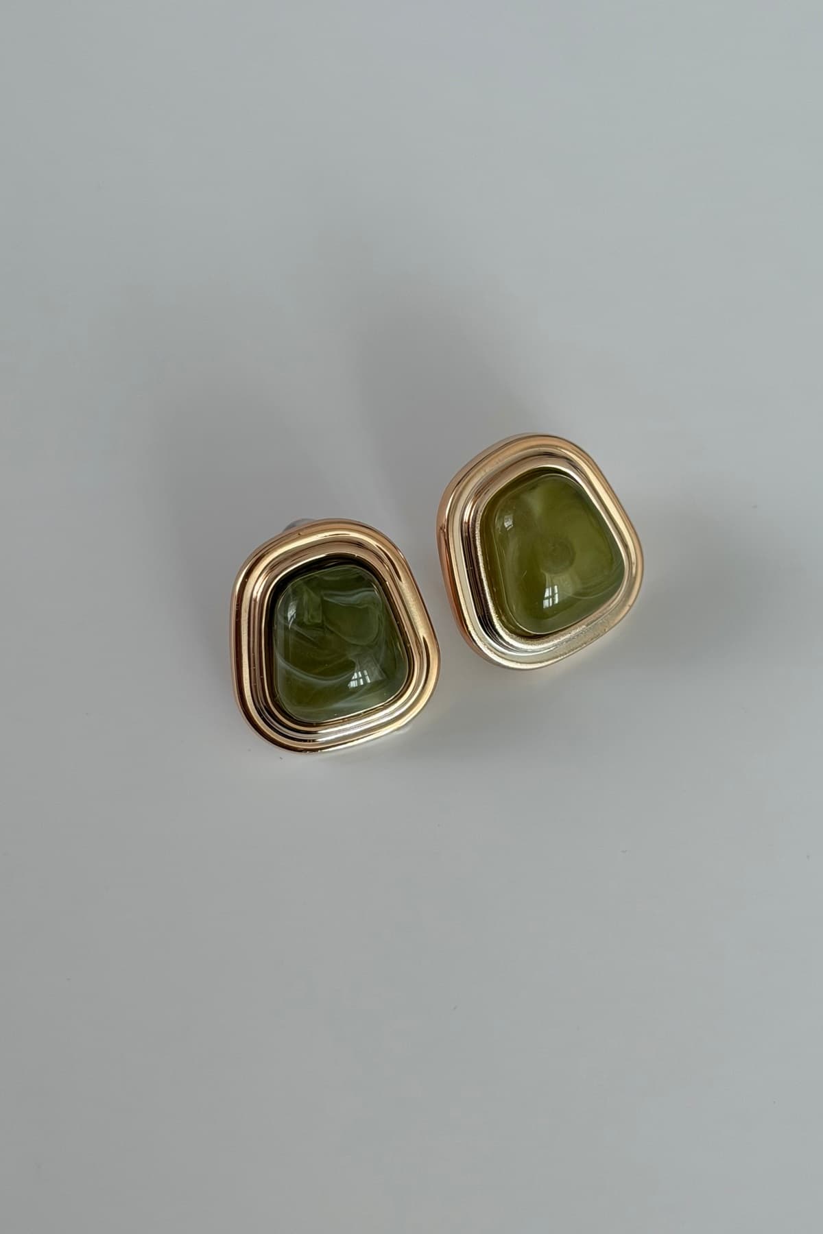 گوشواره زنانه Lavian Accessories با سنگ سبز طلایی مدرن گوشواره زنانه Lavian Accessories با سنگ سبز طلایی مدرن