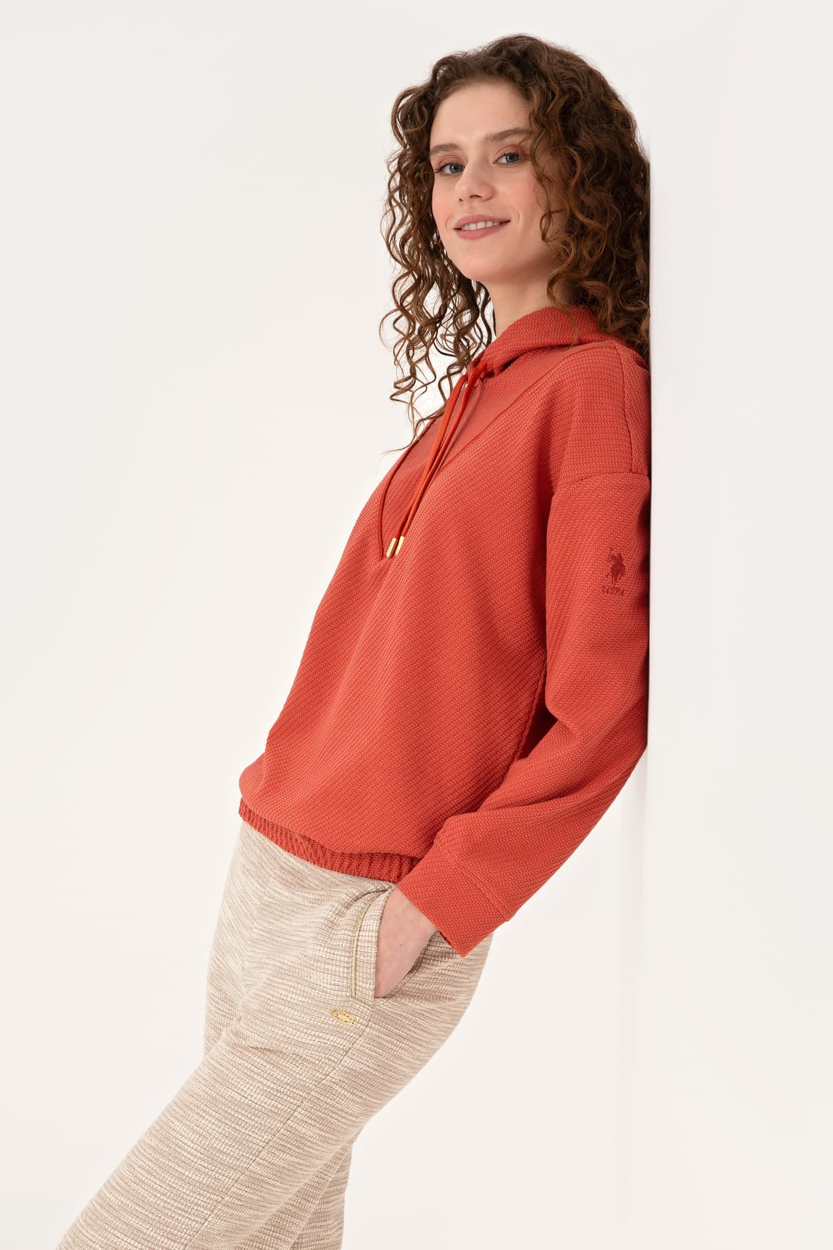 سوئیشرت زنانه U.S. Polo Assn. کاپوتدار قرمز آجری مدل 50309464-VR026 سوئیشرت زنانه U.S. Polo Assn. کاپوتدار قرمز آجری مدل 50309464-VR026