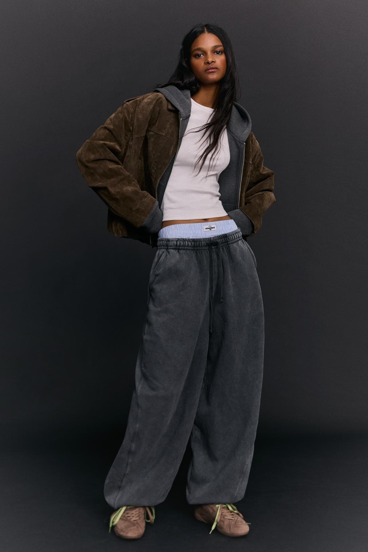 شلوار گرمکن زنانه Bershka barrel fit با بند و پرزدار شلوار گرمکن زنانه Bershka barrel fit با بند و پرزدار