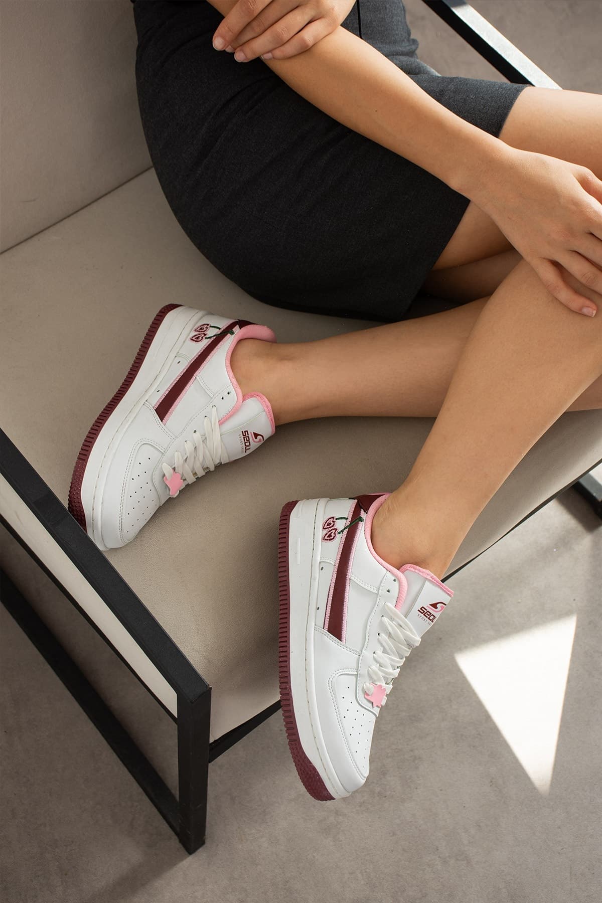 اسنیکر زنانه SEOUL SPORT SHOES سفید با گلدوزی گیلاس مدل Cherry Love Air اسنیکر زنانه SEOUL SPORT SHOES سفید با گلدوزی گیلاس مدل Cherry Love Air