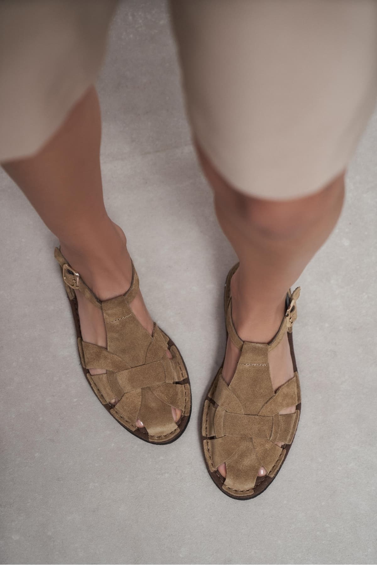 صندل زنانه NİŞANTAŞI SHOES Solto Rome چرمی بژ با جزئیات سگک و کفی تخت صندل زنانه NİŞANTAŞI SHOES Solto Rome چرمی بژ با جزئیات سگک و کفی تخت