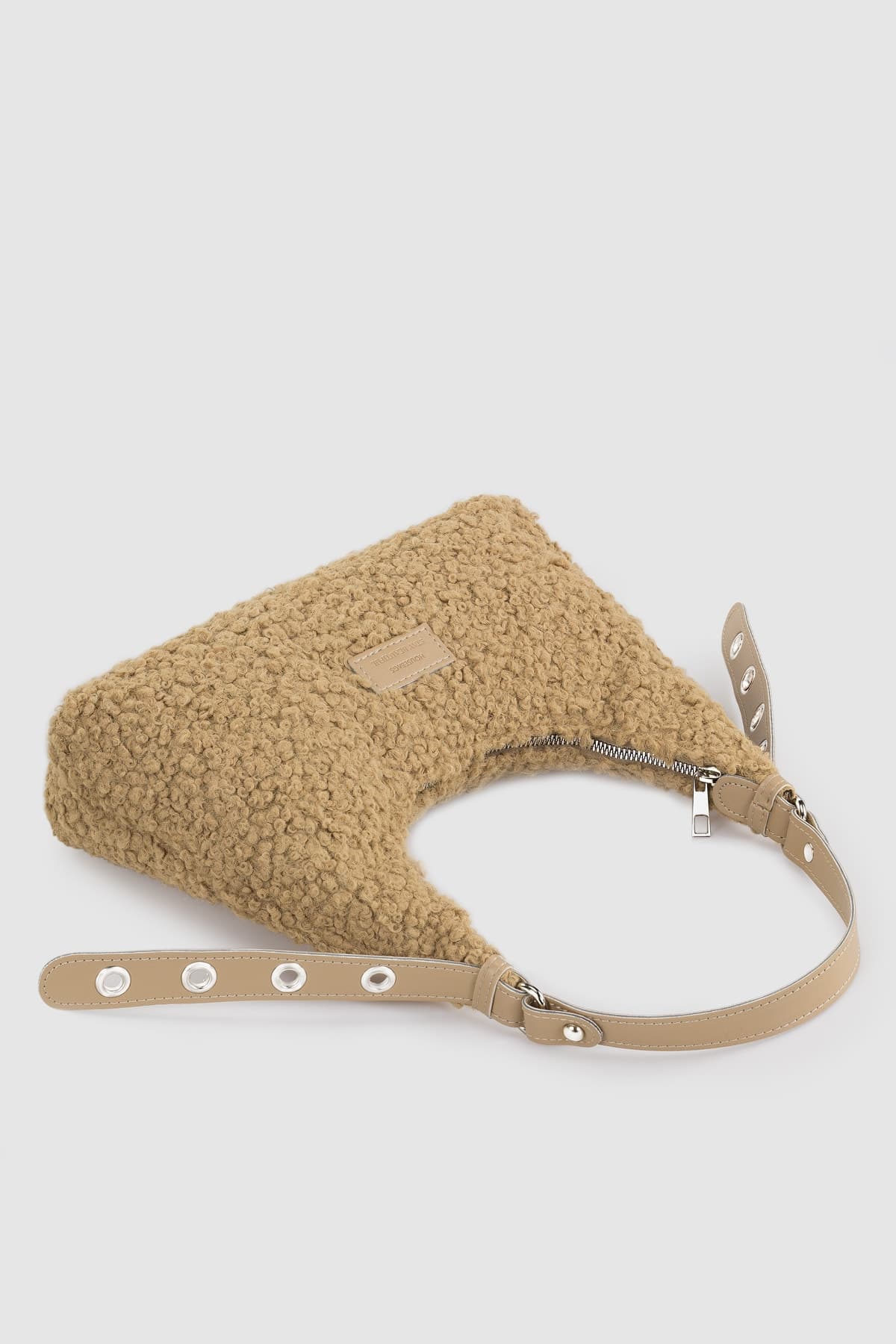 کیف باگت زنانه Housebags بافتدار با خز مصنوعی رنگ موشی مدل 205 کیف باگت زنانه Housebags بافتدار با خز مصنوعی رنگ موشی مدل 205
