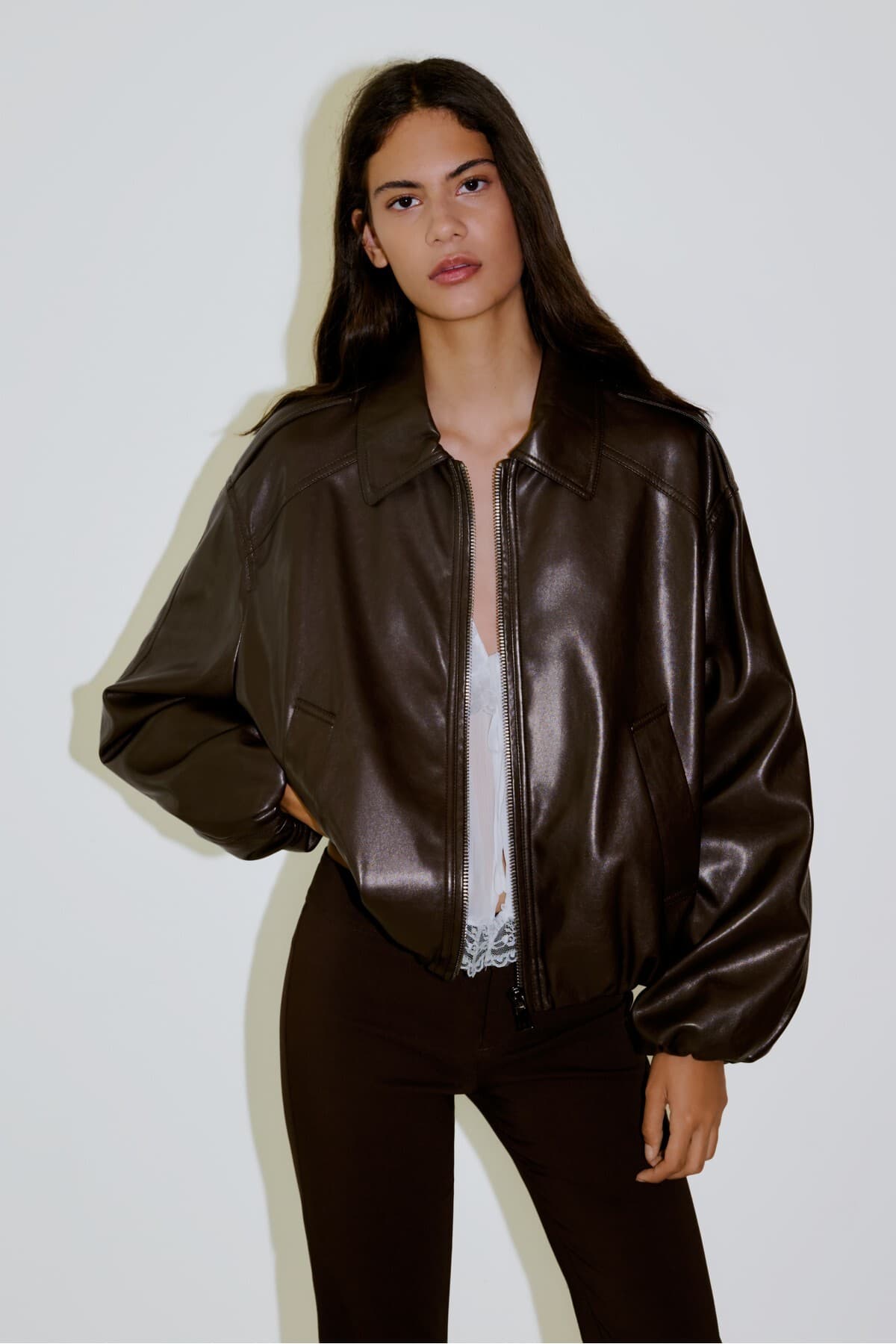 ژاکت زنانه Bershka پفی از جنس چرم مصنوعی ژاکت زنانه Bershka پفی از جنس چرم مصنوعی
