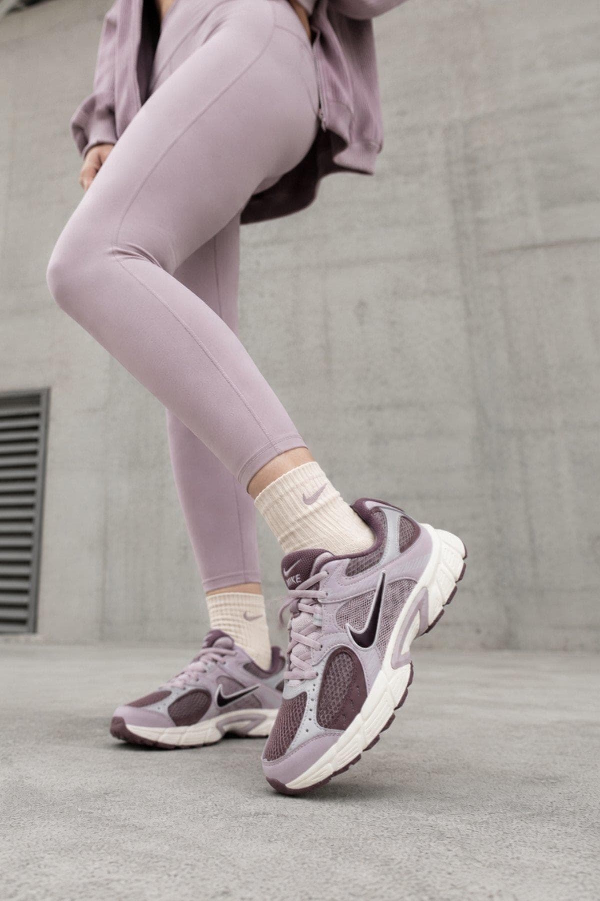 کفش ورزشی زنانه Nike صورتی روزمره V5 RNR مدل HQ6411-201 کفش ورزشی زنانه Nike صورتی روزمره V5 RNR مدل HQ6411-201