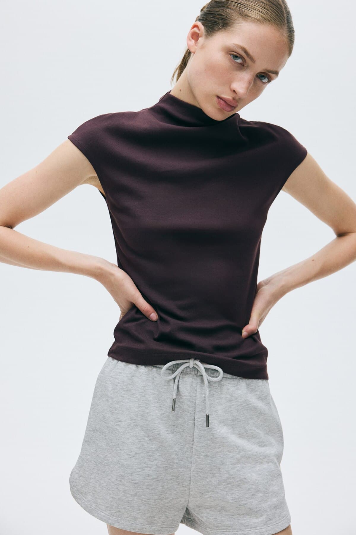 تاپ یقه ایستاده H&M از جنس جرسی تاپ یقه ایستاده H&M از جنس جرسی