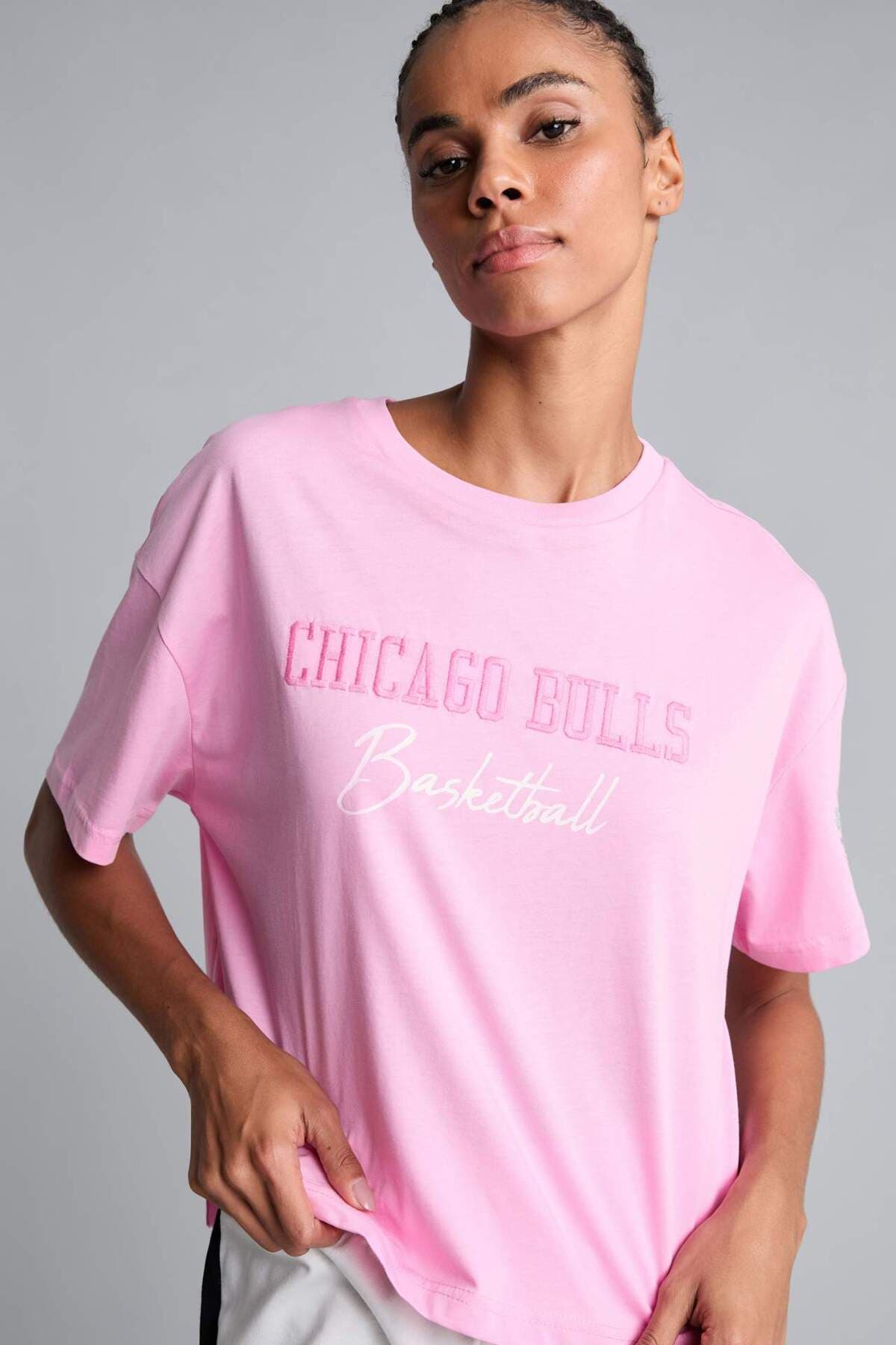 تیشرت زنانه Defacto نخی %100 لایسنسی NBA Chicago Bulls آستینکوتاه صورتی مدل H9401AX26HS تیشرت زنانه Defacto نخی %100 لایسنسی NBA Chicago Bulls آستینکوتاه صورتی مدل H9401AX26HS