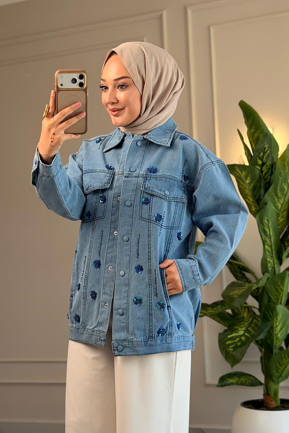 کت جین زنانه راحت و شیک با تزئینات دستدوز مدل 5475 از Suede Style کت جین زنانه راحت و شیک با تزئینات دستدوز مدل 5475 از Suede Style