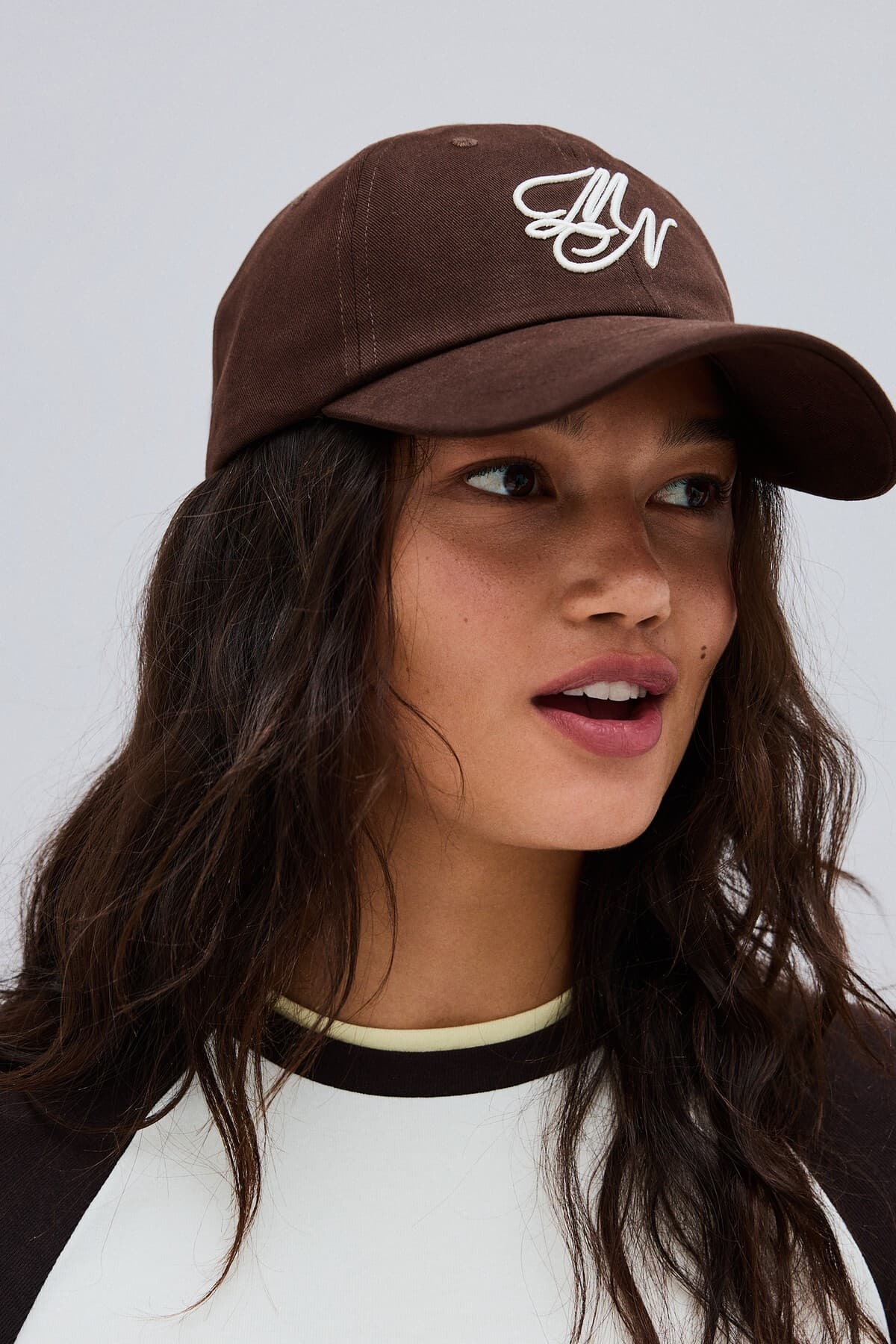 کلاه زنانه Bershka با گلدوزی کلاه زنانه Bershka با گلدوزی