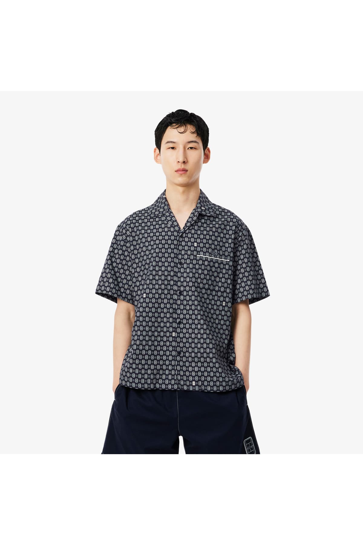 پیراهن مردانه Lacoste فیت ریلکس آستین کوتاه طرحدار سرمهای پیراهن مردانه Lacoste فیت ریلکس آستین کوتاه طرحدار سرمهای
