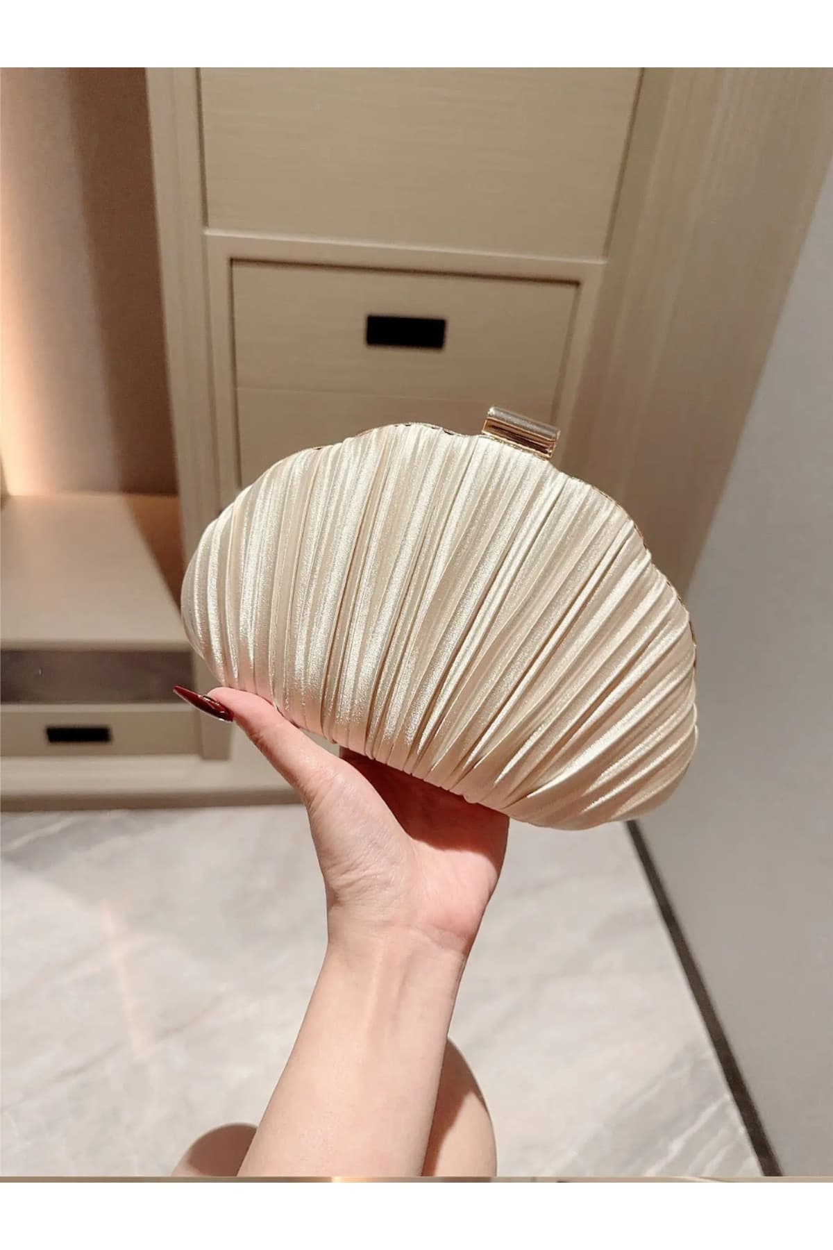 کیف مجلسی دستی و دوشی زنانه Z1 Home با طرح صدف دریایی براق پلیسهای کیف مجلسی دستی و دوشی زنانه Z1 Home با طرح صدف دریایی براق پلیسهای