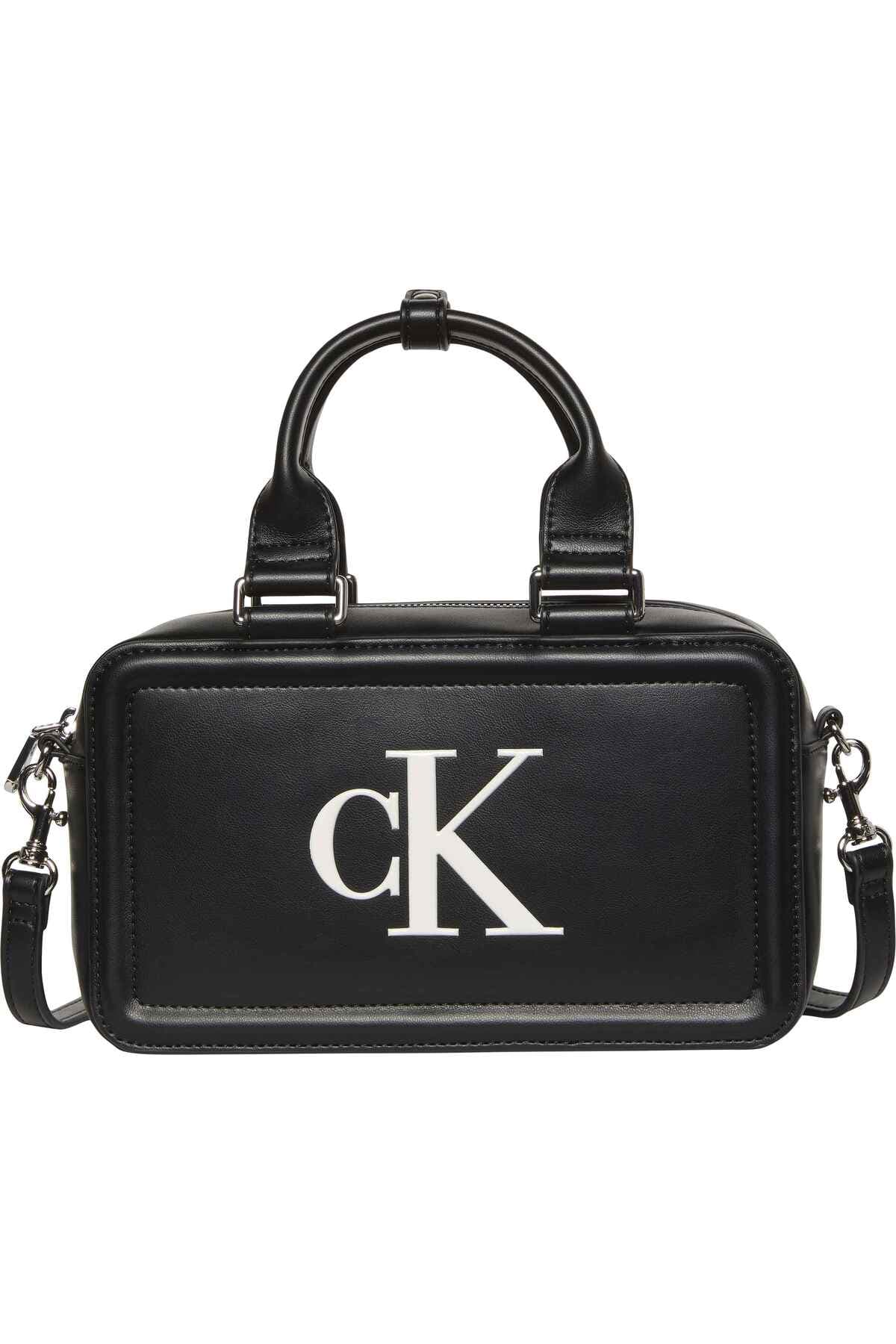 کیف دستی زنانه Calvin Klein با لوگو مشکی مناسب استفاده روزمره کیف دستی زنانه Calvin Klein با لوگو مشکی مناسب استفاده روزمره