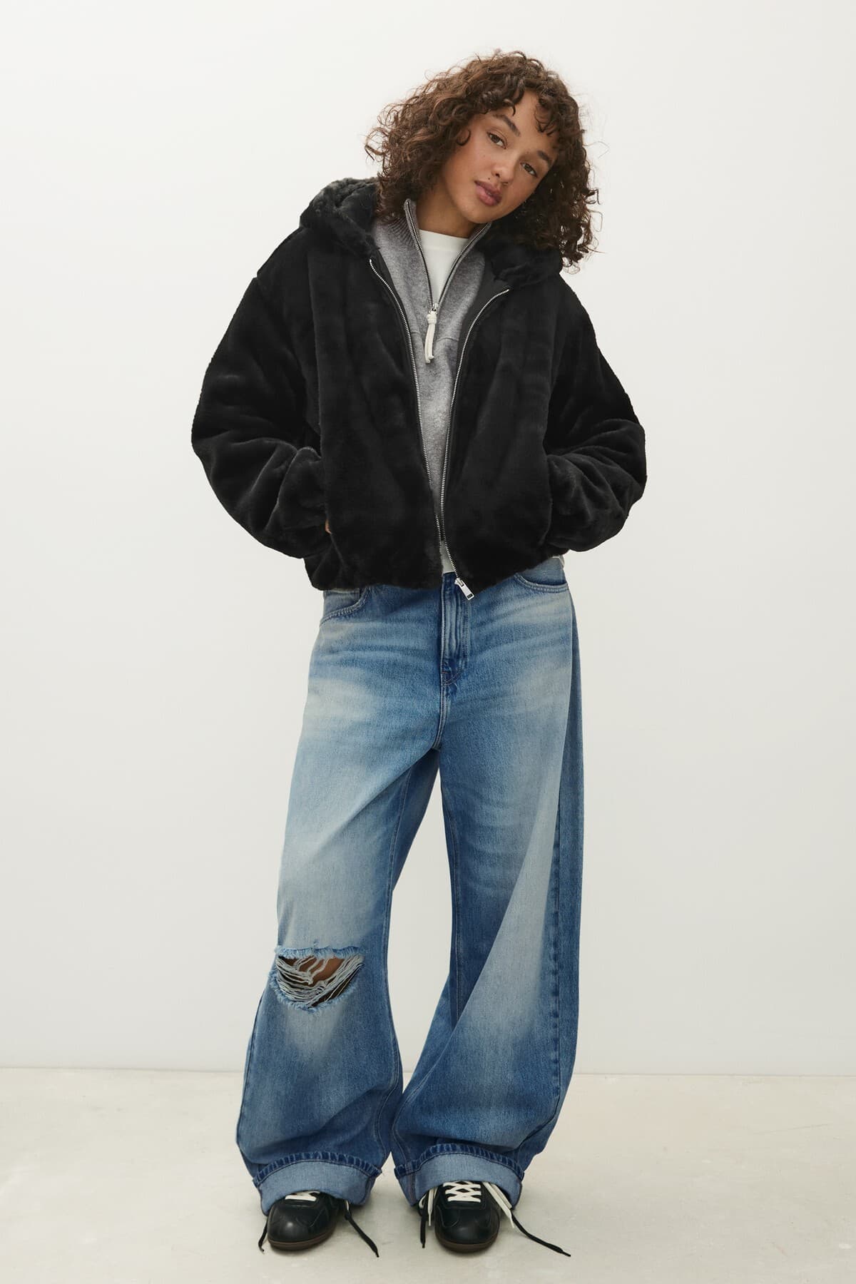 ژاکت زنانه Bershka کلاهدار با خز ژاکت زنانه Bershka کلاهدار با خز