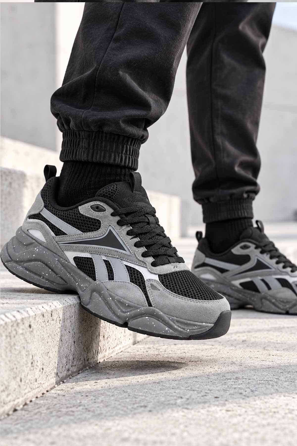کفش اسنیکر مردانه Reebok خاکستری مشکی زیره ضخیم توری مدل Charge Run کفش اسنیکر مردانه Reebok خاکستری مشکی زیره ضخیم توری مدل Charge Run