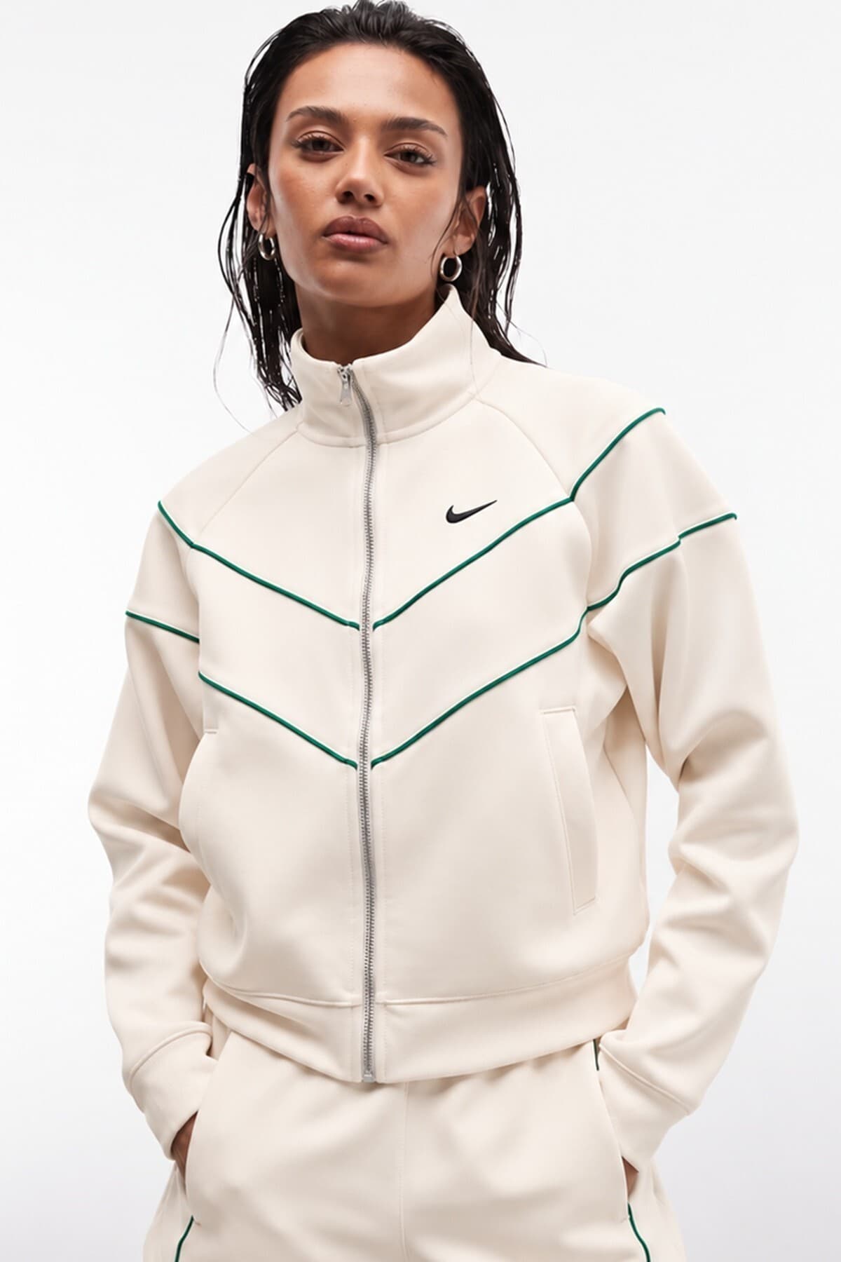 کاپشن ورزشی زنانه Nike با جزئیات نوار مدل Windrunner کاپشن ورزشی زنانه Nike با جزئیات نوار مدل Windrunner