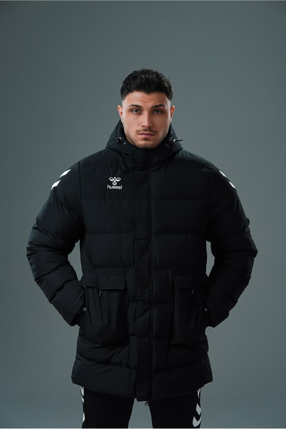 کاپشن آنوراک زنانه hummel مدل Line مشکی کاپشن آنوراک زنانه hummel مدل Line مشکی