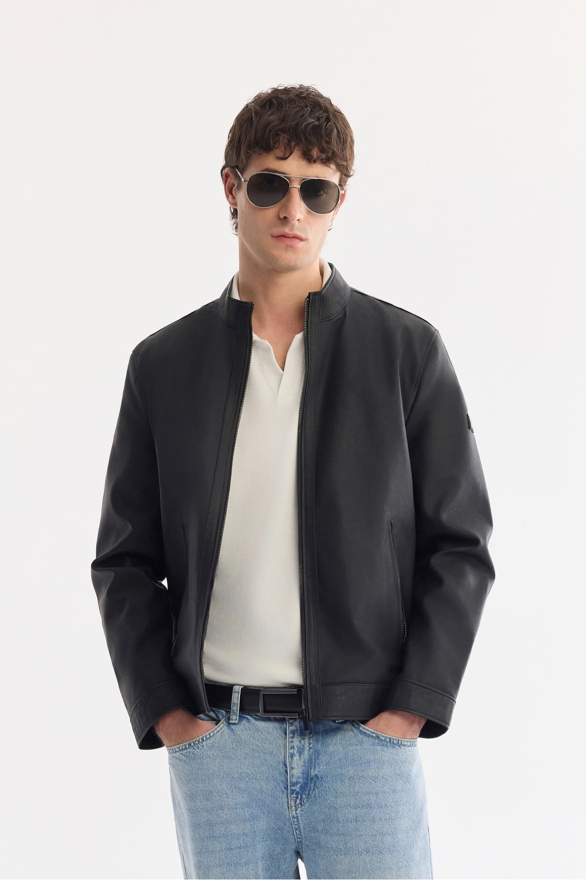 کاپشن مردانه Avva مشکی چرمنما با یقه ایستاده، فیت راحت و زیپ مدل B006005 کاپشن مردانه Avva مشکی چرمنما با یقه ایستاده، فیت راحت و زیپ مدل B006005