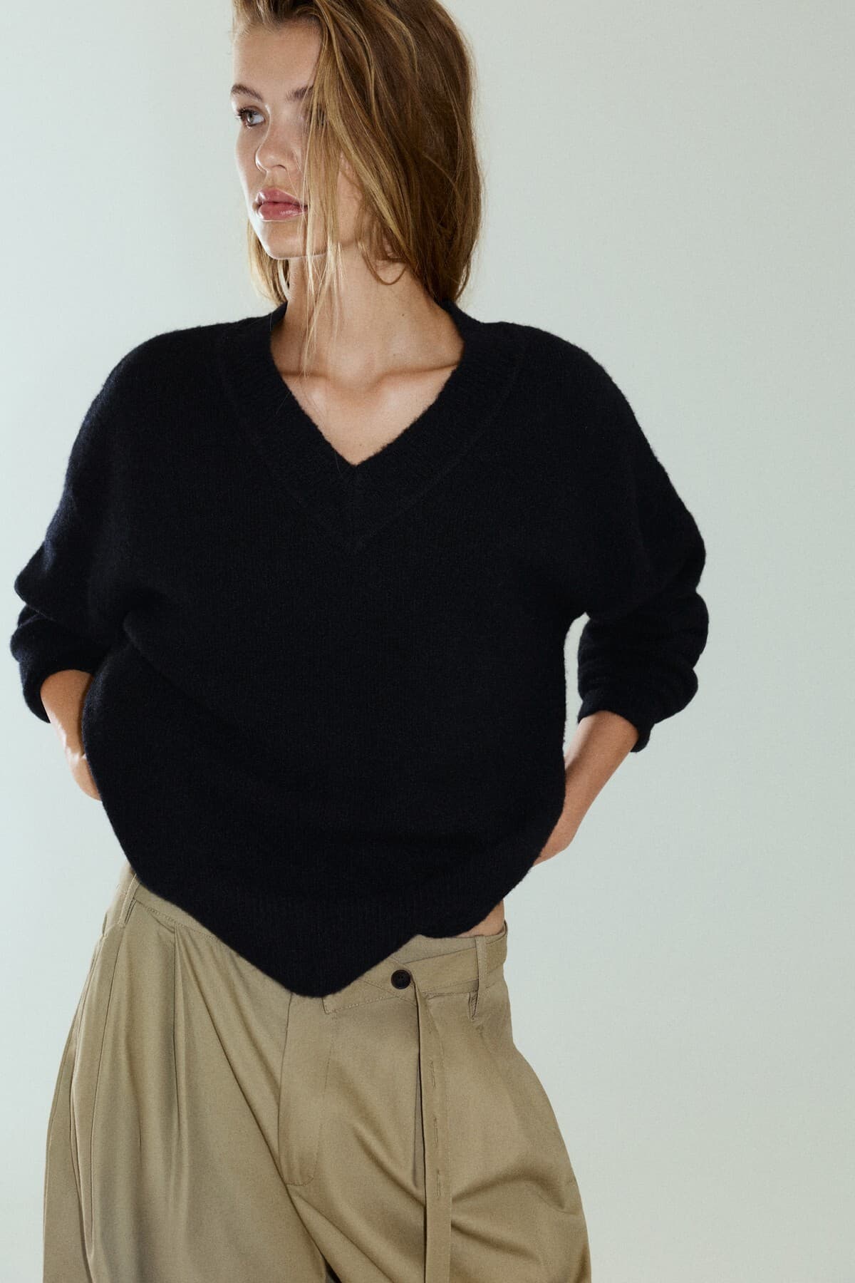 پلیور زنانه Pull & Bear برش Boxy یقه V پلیور زنانه Pull & Bear برش Boxy یقه V