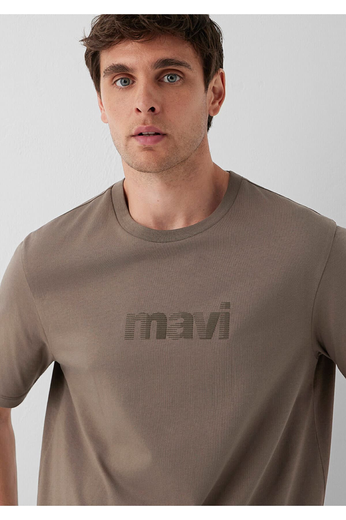 تیشرت مردانه Mavi با چاپ لوگو قهوهای فیت معمولی مدل 0612936-70376 تیشرت مردانه Mavi با چاپ لوگو قهوهای فیت معمولی مدل 0612936-70376