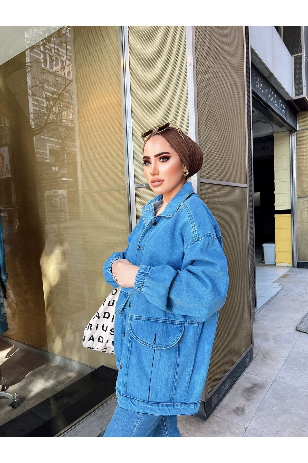 کت جین زنانه Genel Markalar اورسایز یقهپیراهنی آستین بالن جیبدار دکمهدار کت جین زنانه Genel Markalar اورسایز یقهپیراهنی آستین بالن جیبدار دکمهدار