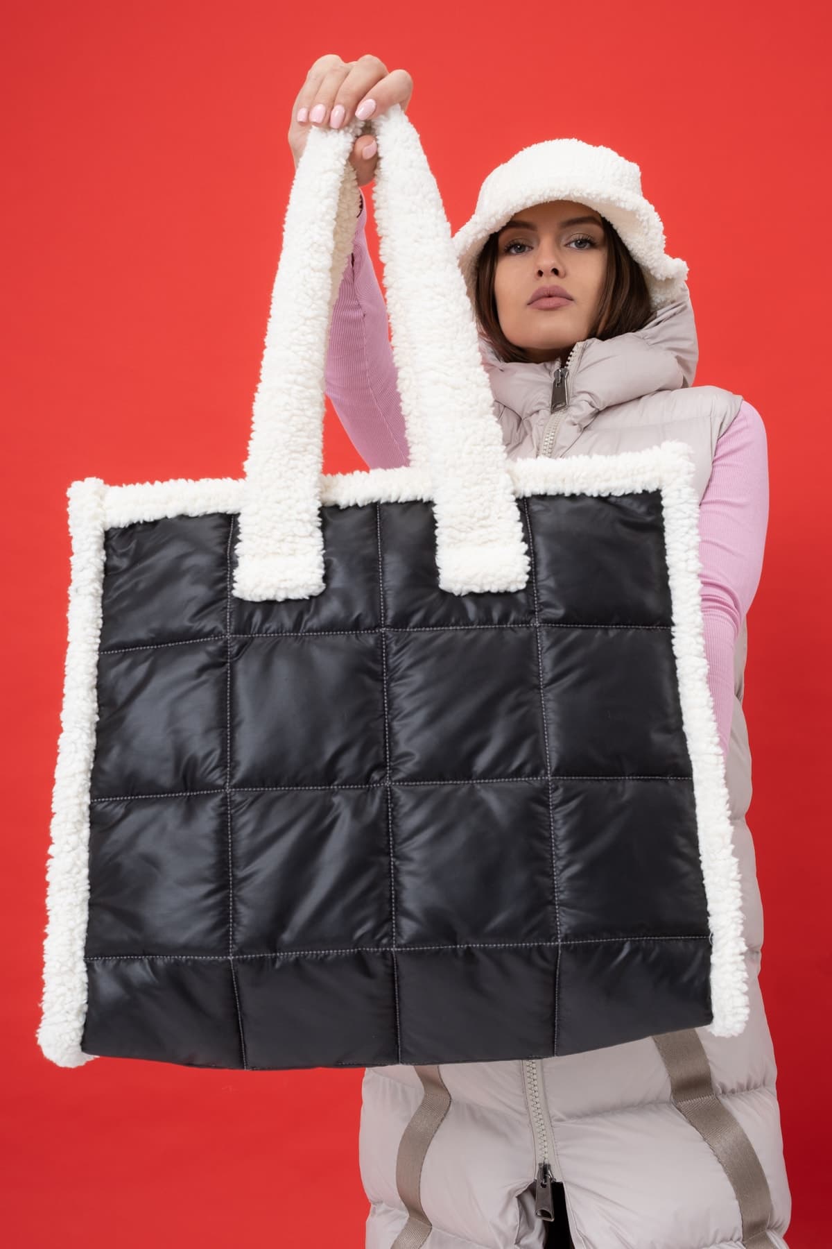 کیف زنانه QUTBAG مشکی کاپیتونه پلوش مدل Zanzibar Design کیف زنانه QUTBAG مشکی کاپیتونه پلوش مدل Zanzibar Design
