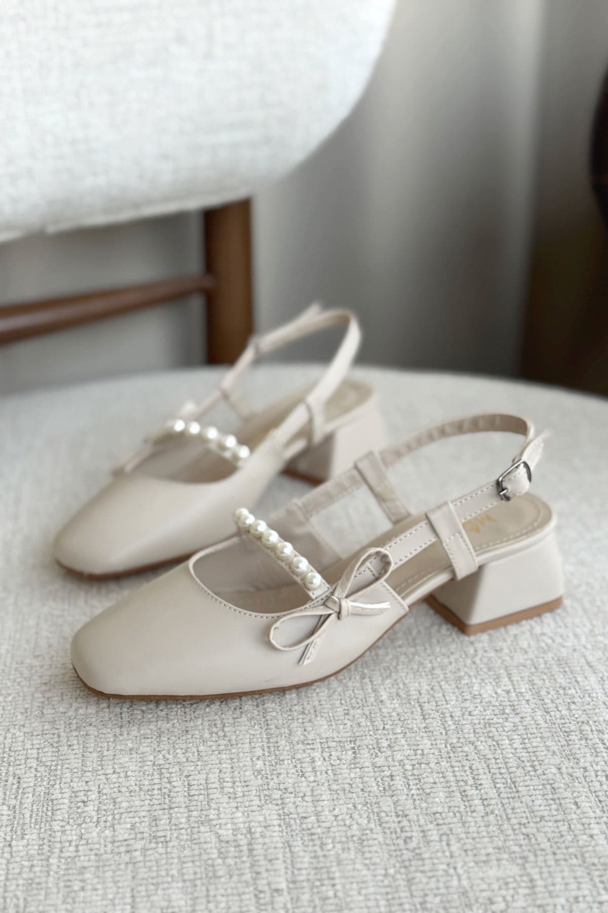 کفش پاشنه کوتاه زنانه GOFFSHOES مرواریددار ماستیکی چرمی رنگ تن کفش پاشنه کوتاه زنانه GOFFSHOES مرواریددار ماستیکی چرمی رنگ تن