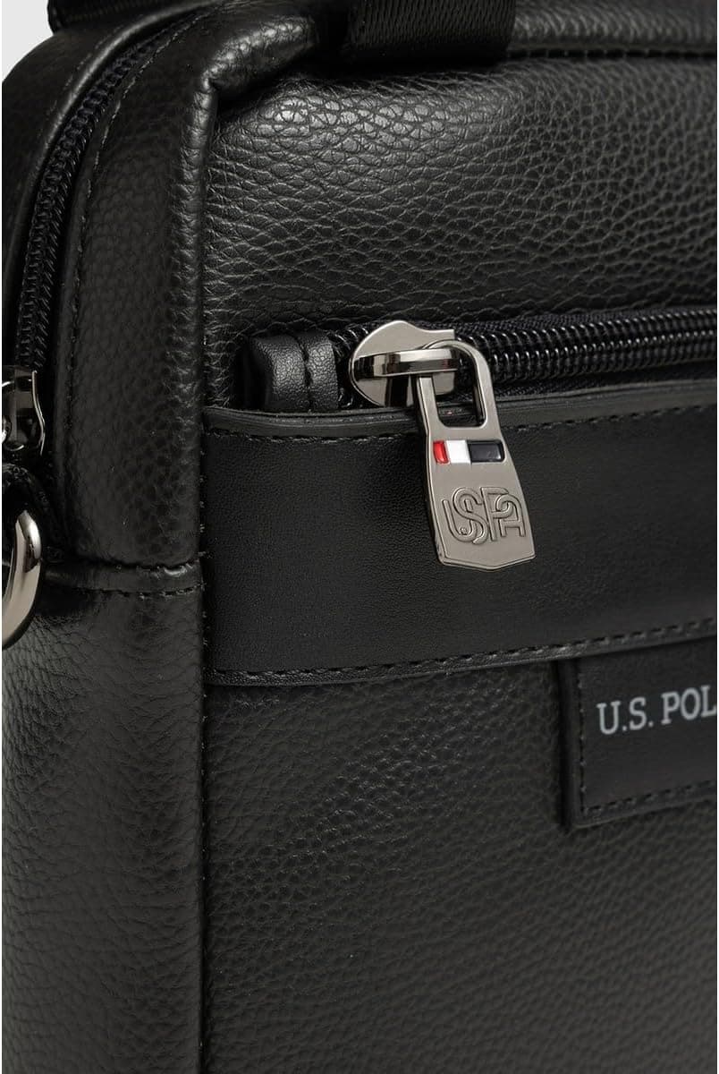 کیف مردانه U.S. POLO ASSN. پستچی مشکی چرم وگان بند شانهای مدل 26082 کیف مردانه U.S. POLO ASSN. پستچی مشکی چرم وگان بند شانهای مدل 26082