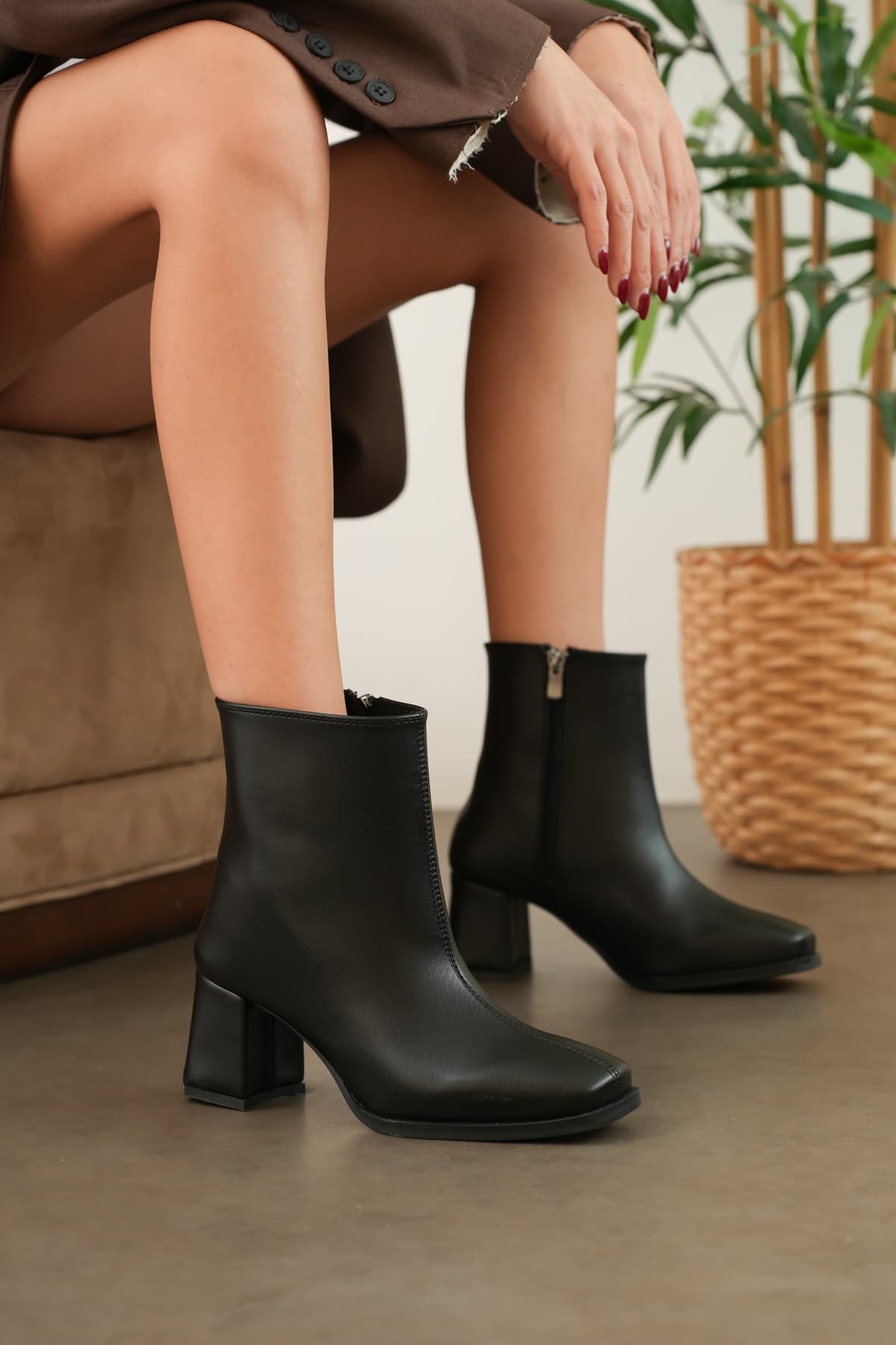 بوت زنانه remss زیپدار با کفی ضدلغزش 9 CM بوت زنانه remss زیپدار با کفی ضدلغزش 9 CM